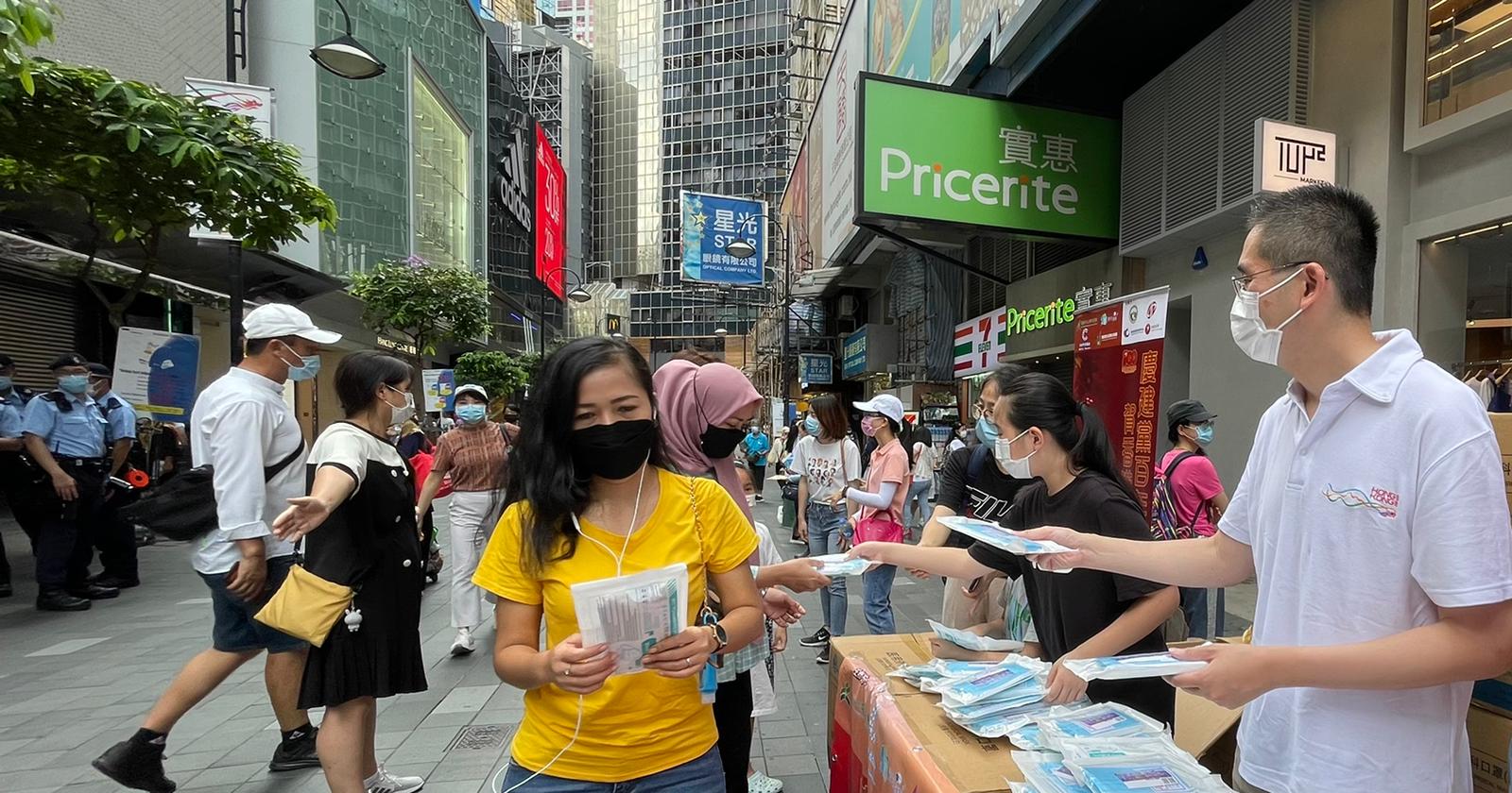 大公文匯網報道，有香港青年團體周日在銅鑼灣舉行「砥礪向前 同心抗疫」愛國教育街站活動。他們準備了50,000個口罩分送給街坊，並呼籲愛國青年站出來，以「愛和溫暖」化解社會矛盾和紛爭。商務及經濟發展局副局長陳百里也到現場支持活動並協助派送口罩。

據悉，活動主辦方包括香港中山青年協會、香港科技協會、青年匯聚、香港優才及專才協會等。（大公文匯全媒體記者　攝）
