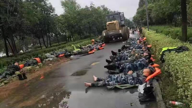鄭州暴雨記者直擊：路人自發幫推車　消防官兵雨地睡覺