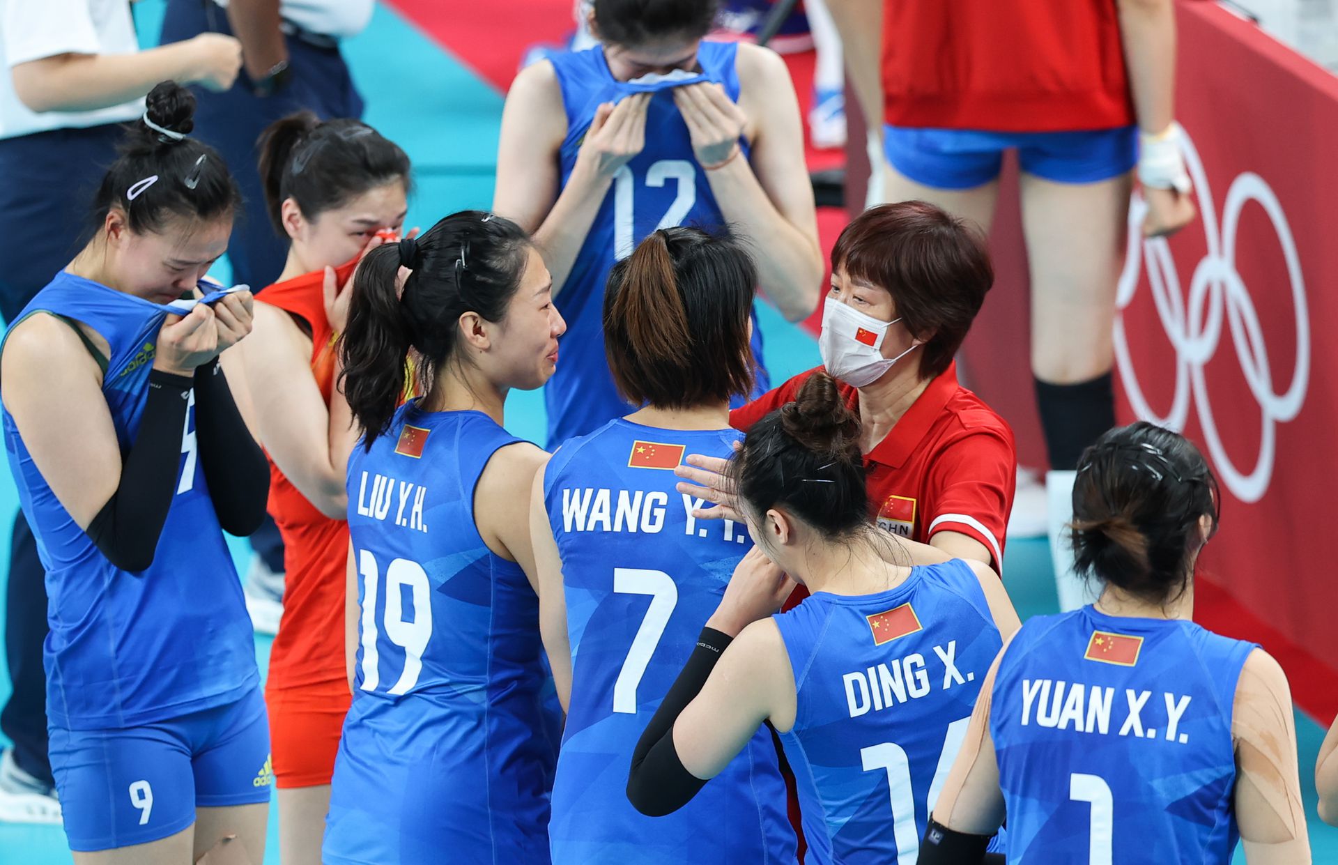 北京時間8月2日，東京奧運會女排小組賽末輪，中國女排對陣阿根廷女排，兩隊均已提前出局，本場女排姑娘們為榮譽而戰!本場也是中國女排功勳主帥郎平指導的謝幕戰，自2013年擔任女排國家隊主教練以來，率領中國女排獲得2屆女排世界盃冠軍，1次奧運會冠軍，戰功卓著戰績輝煌。郎平指導坦言做出離開的原因之一是自己需要休息，同時也需給年輕教練機會。

中國女排以3-0戰勝阿根廷，以2勝3負結束東京奧運之旅，用勝利告別三冠功勳主帥郎平!新華社圖片