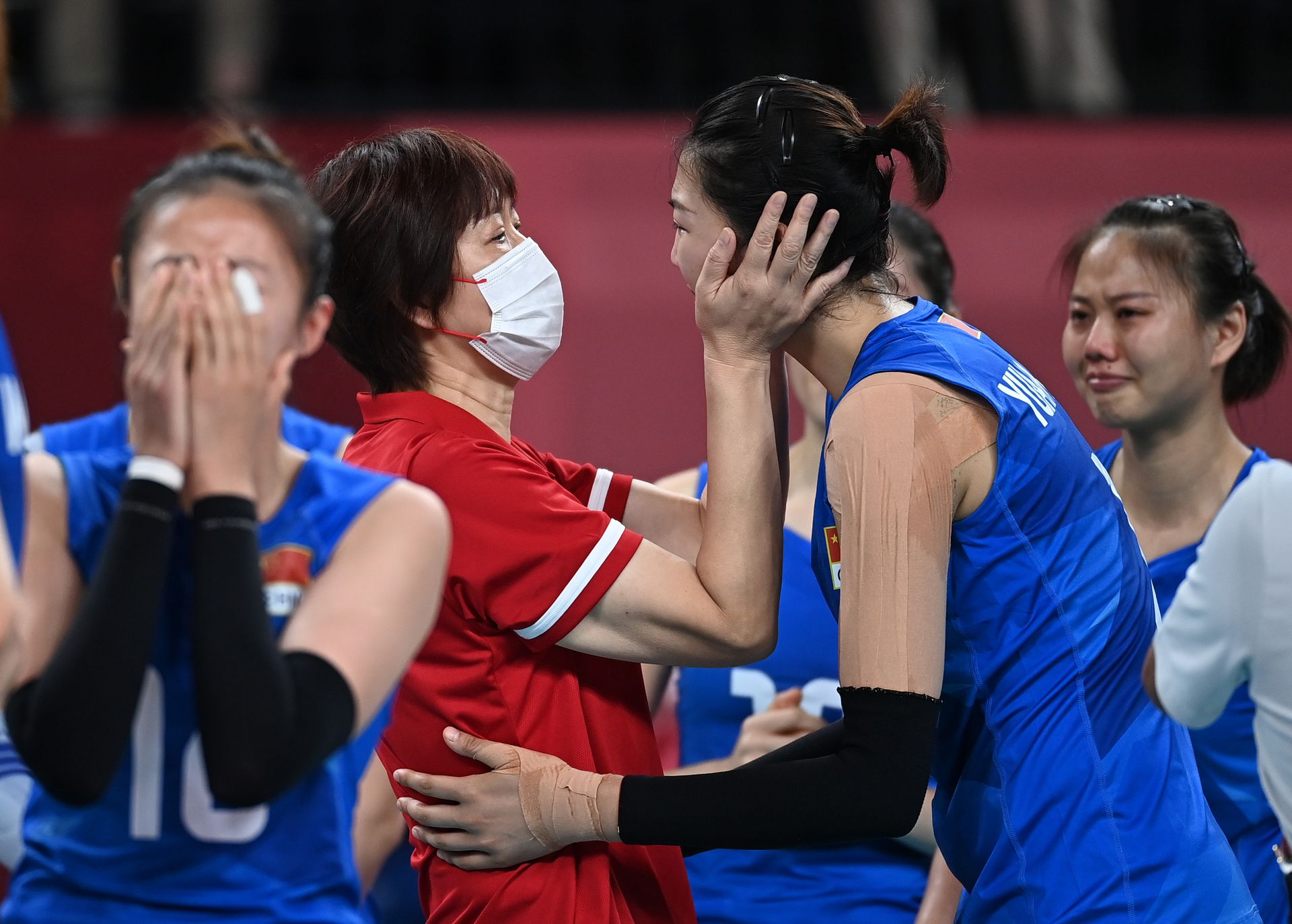 北京時間8月2日，東京奧運會女排小組賽末輪，中國女排對陣阿根廷女排，兩隊均已提前出局，本場女排姑娘們為榮譽而戰!本場也是中國女排功勳主帥郎平指導的謝幕戰，自2013年擔任女排國家隊主教練以來，率領中國女排獲得2屆女排世界盃冠軍，1次奧運會冠軍，戰功卓著戰績輝煌。郎平指導坦言做出離開的原因之一是自己需要休息，同時也需給年輕教練機會。

中國女排以3-0戰勝阿根廷，以2勝3負結束東京奧運之旅，用勝利告別三冠功勳主帥郎平!新華社圖片