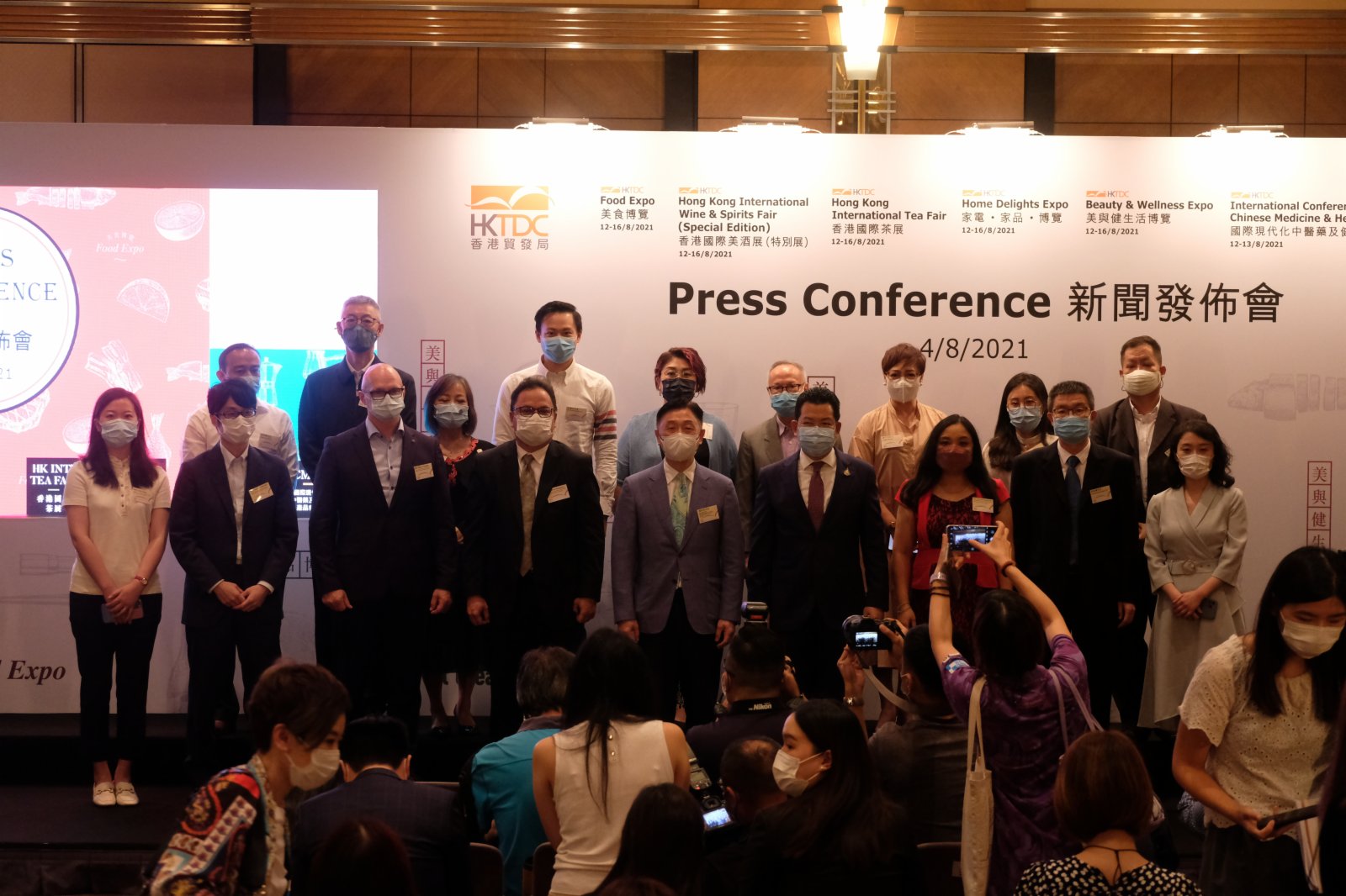 8月4日下午，香港貿發局聯同參展商舉行記者會向傳媒介紹特色產品。美食博覽、香港國際美酒展(特別展)、香港國際茶展、家電·家品·博覽以及美與健生活博覽，將於本月12日在香港會議展覽中心同期揭幕，預期共有超過880家展商參與，為大眾提供一站式多元化購物體驗。