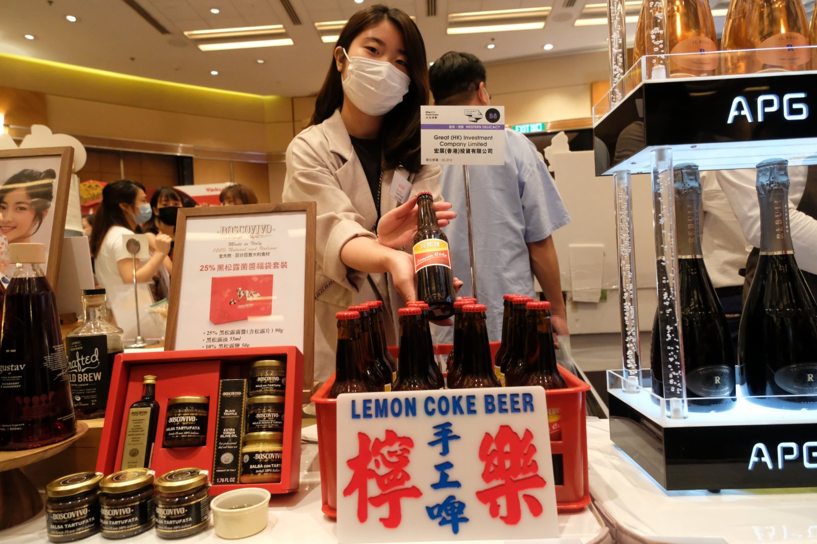 8月4日下午，香港貿發局聯同參展商舉行記者會向傳媒介紹特色產品。美食博覽、香港國際美酒展(特別展)、香港國際茶展、家電·家品·博覽以及美與健生活博覽，將於本月12日在香港會議展覽中心同期揭幕，預期共有超過880家展商參與，為大眾提供一站式多元化購物體驗。