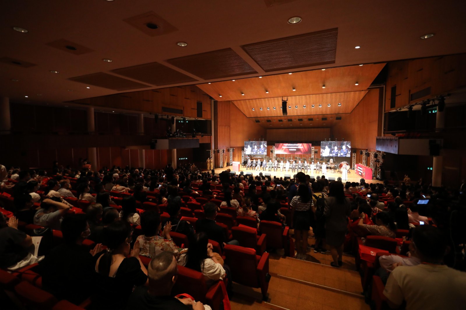 為慶祝中國共產黨百年華誕及香港各界文化促進會二十周年會慶，香港各界文化促進會於2021年8月14日晚上19:00-21:30，在香港大會堂音樂廳舉行「百年慶典暨香港各界文化促進會成立二十周年大型音樂會」。本次活動邀請了行政長官林鄭月娥女士蒞臨主禮，並廣邀本港文化藝術界人士、各界代表與文促會架構領導共襄盛舉。世界知名男高音歌唱家莫華倫先生將與來自不同表演範疇的藝術家攜手香港樂團60人樂手，以經典曲目及耳熟能詳的旋律，為觀眾帶來精彩的視聽盛宴，獻禮黨的生日。圖為音樂會現場。（大公文匯全媒體記者李斯哲攝）
