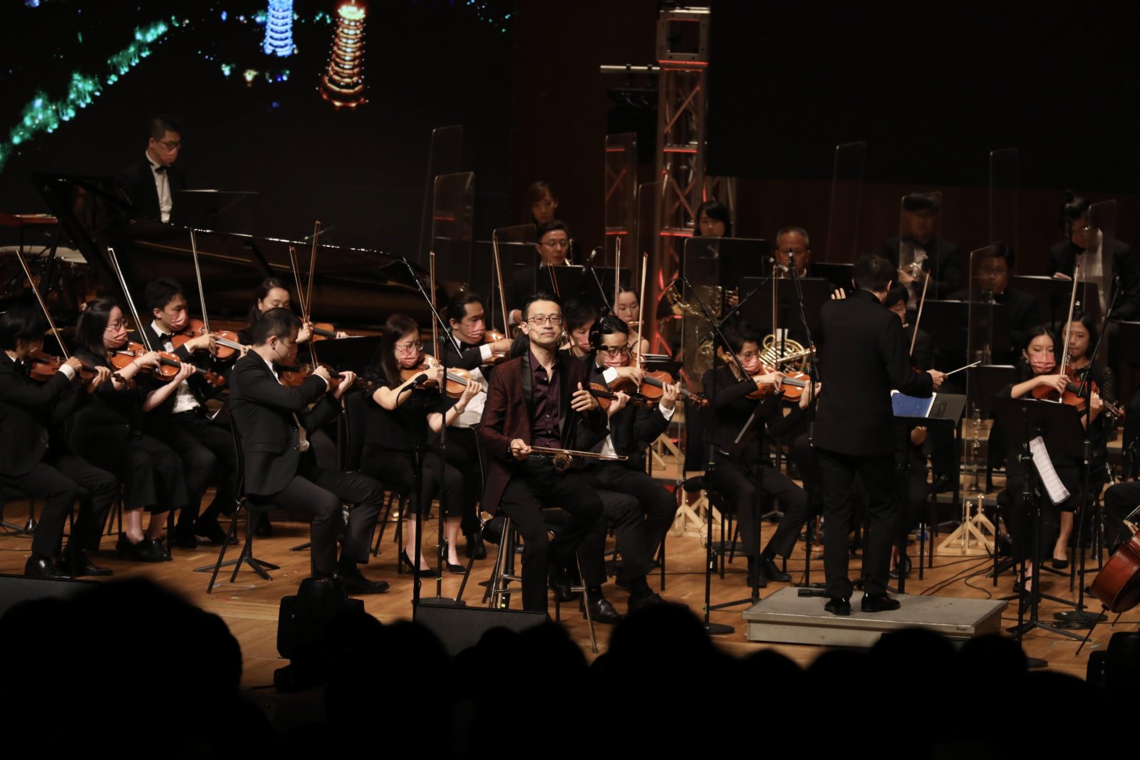 王憓與香港樂團演奏《奔馳在千里草原》、《絲路風情》。(大公文匯全媒體記者李斯哲攝)