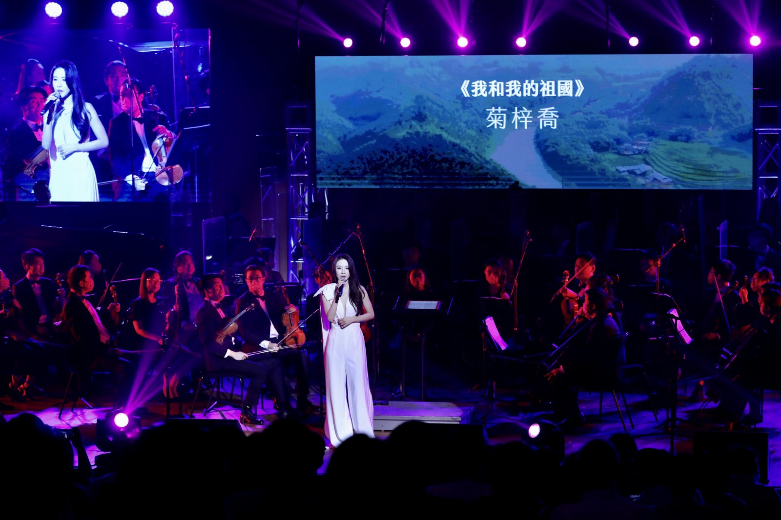 菊梓喬演唱《我和的祖國》、《一輩子守候》。(大公文匯全媒體記者李斯哲攝)