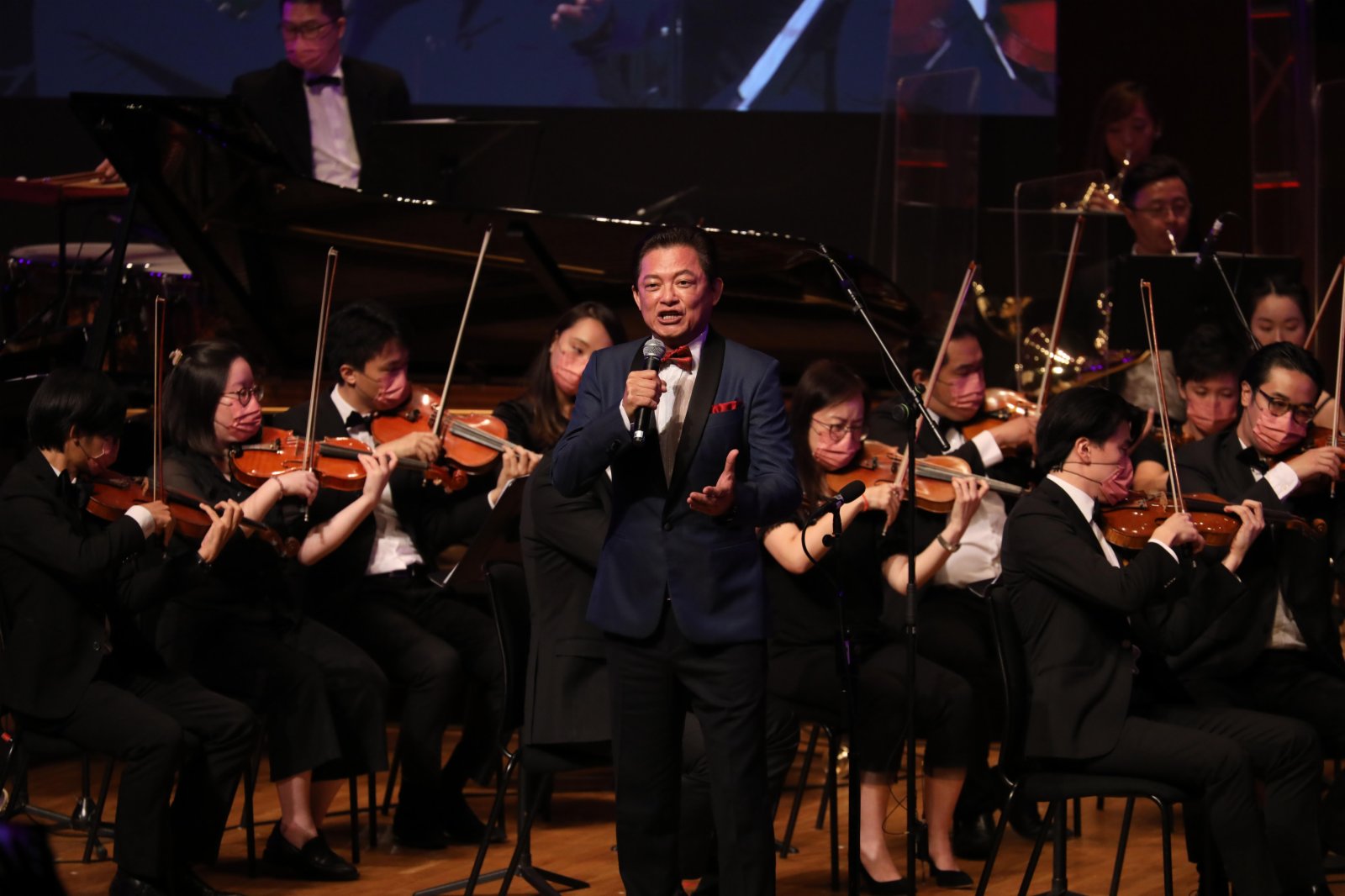 男高音莫華倫演唱《把一切獻給黨》。(大公文匯全媒體記者李斯哲攝)
