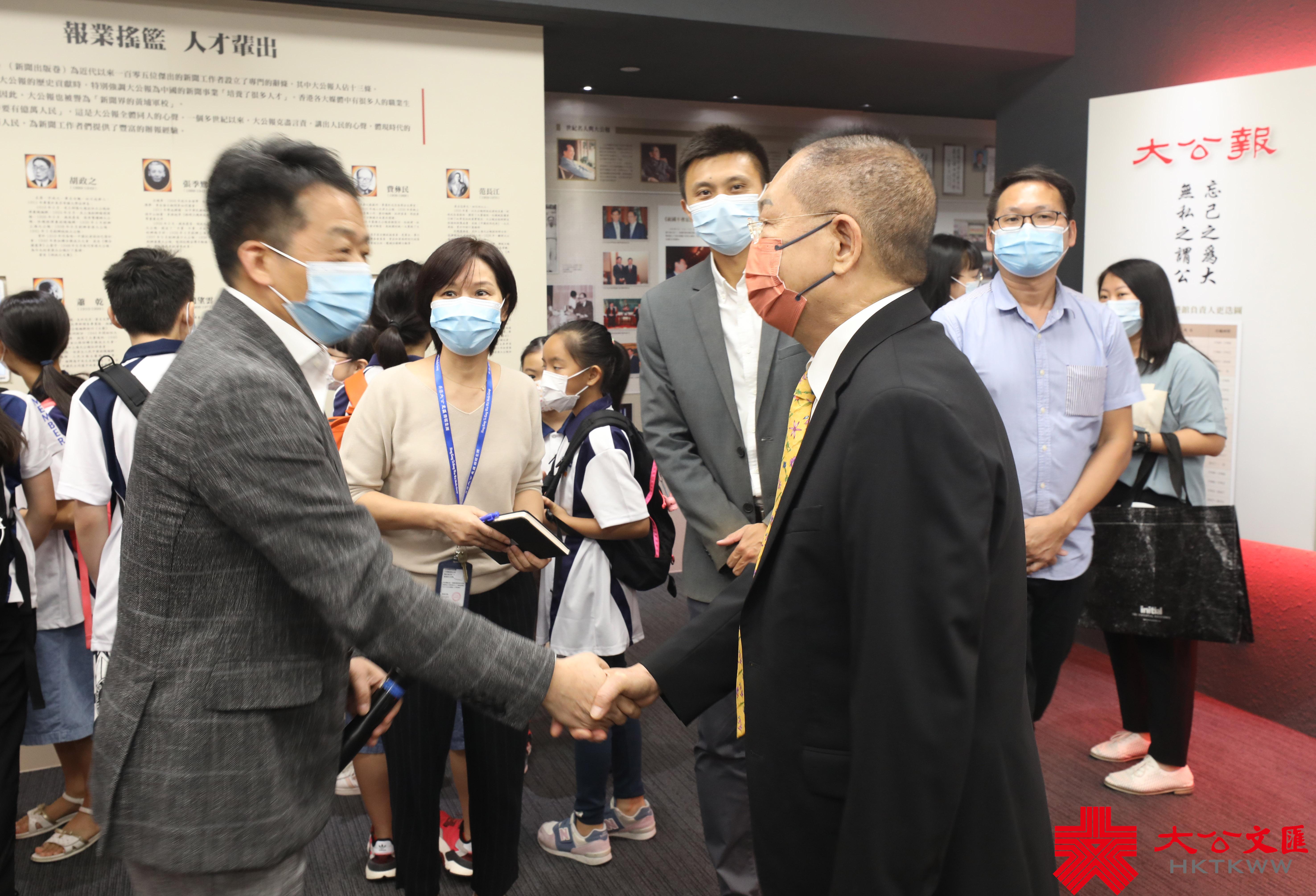 大公文匯網報道，8月25日，屯門區少年警訊一行20餘名師生來到香港大公文匯傳媒集團全媒體新聞中心參觀。

全媒體新聞中心副總編輯首先帶領老師和同學們參觀了《大公報》和香港《文匯報》的報史館。兩報悠久的歷史，輩出的人才和一次次名留青史的重大新聞報道，都讓前來參觀的師生讚歎不已。（香港文匯報記者攝）