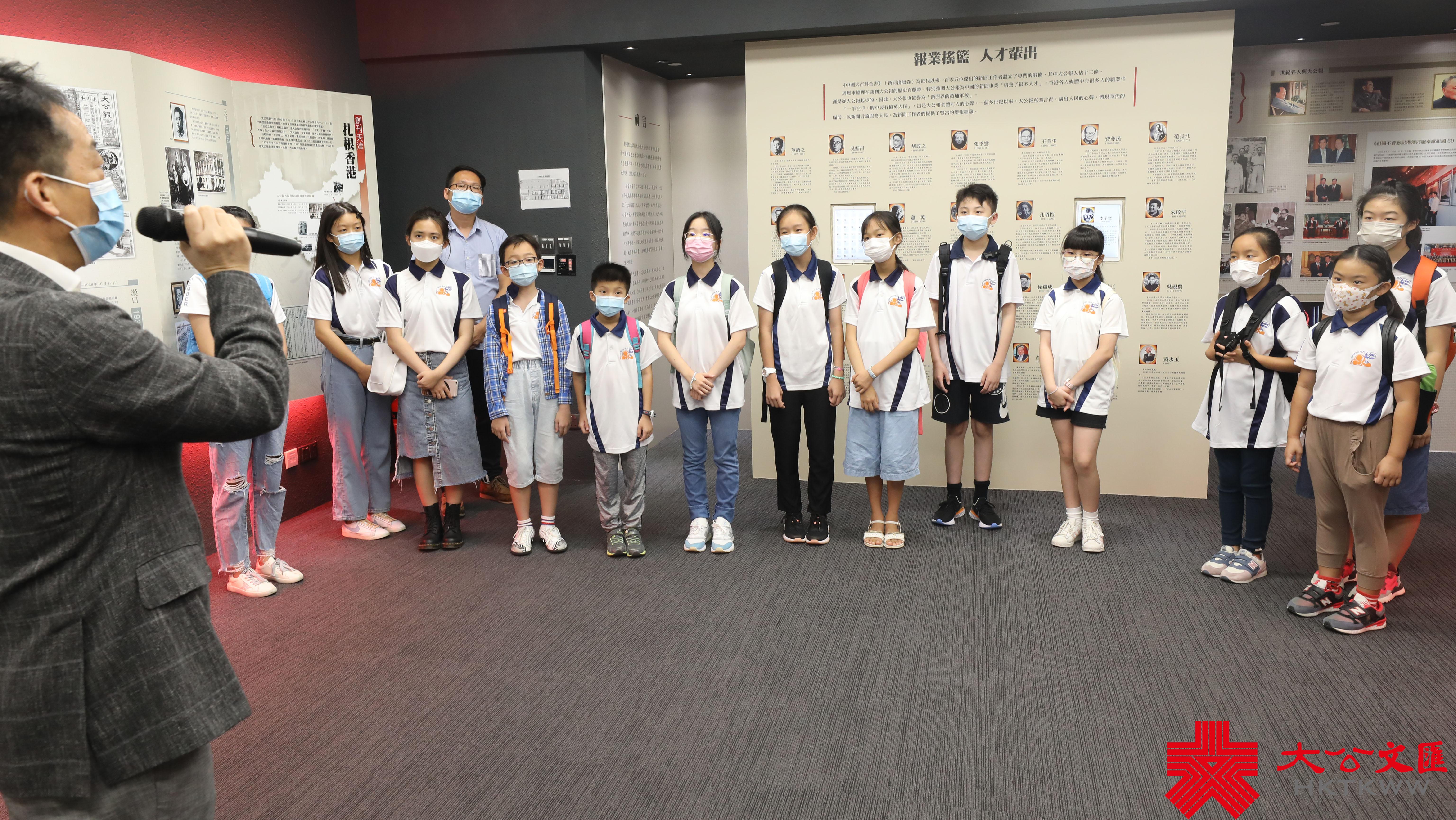 大公文匯網報道，8月25日，屯門區少年警訊一行20餘名師生來到香港大公文匯傳媒集團全媒體新聞中心參觀。

全媒體新聞中心副總編輯首先帶領老師和同學們參觀了《大公報》和香港《文匯報》的報史館。兩報悠久的歷史，輩出的人才和一次次名留青史的重大新聞報道，都讓前來參觀的師生讚歎不已。（香港文匯報記者攝）