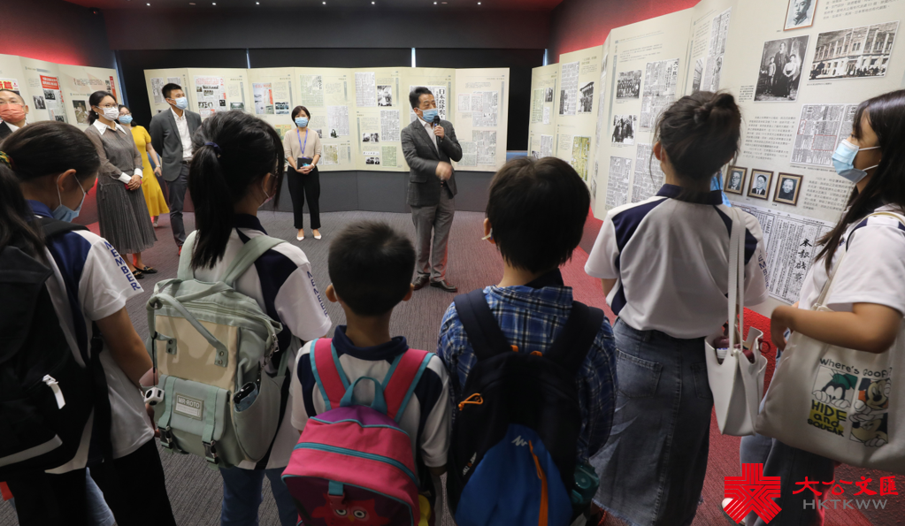 大公文匯網報道，8月25日，屯門區少年警訊一行20餘名師生來到香港大公文匯傳媒集團全媒體新聞中心參觀。

全媒體新聞中心副總編輯首先帶領老師和同學們參觀了《大公報》和香港《文匯報》的報史館。兩報悠久的歷史，輩出的人才和一次次名留青史的重大新聞報道，都讓前來參觀的師生讚歎不已。（香港文匯報記者攝）