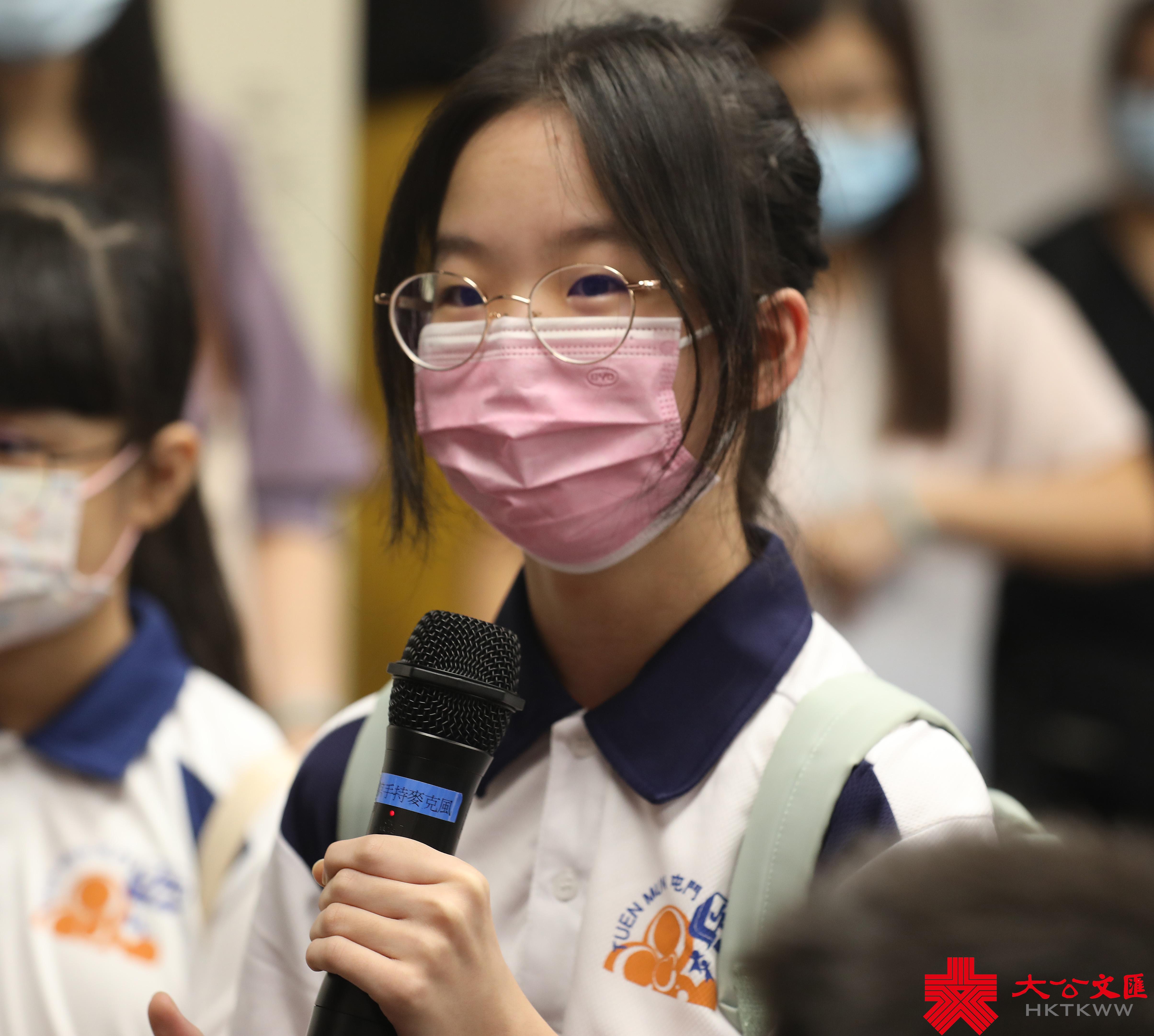 大公文匯網報道，8月25日，屯門區少年警訊一行20餘名師生來到香港大公文匯傳媒集團全媒體新聞中心參觀。

全媒體新聞中心副總編輯首先帶領老師和同學們參觀了《大公報》和香港《文匯報》的報史館。兩報悠久的歷史，輩出的人才和一次次名留青史的重大新聞報道，都讓前來參觀的師生讚歎不已。（香港文匯報記者攝）