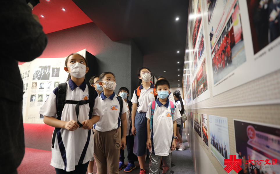 大公文匯網報道，8月25日，屯門區少年警訊一行20餘名師生來到香港大公文匯傳媒集團全媒體新聞中心參觀。

全媒體新聞中心副總編輯首先帶領老師和同學們參觀了《大公報》和香港《文匯報》的報史館。兩報悠久的歷史，輩出的人才和一次次名留青史的重大新聞報道，都讓前來參觀的師生讚歎不已。（香港文匯報記者攝）