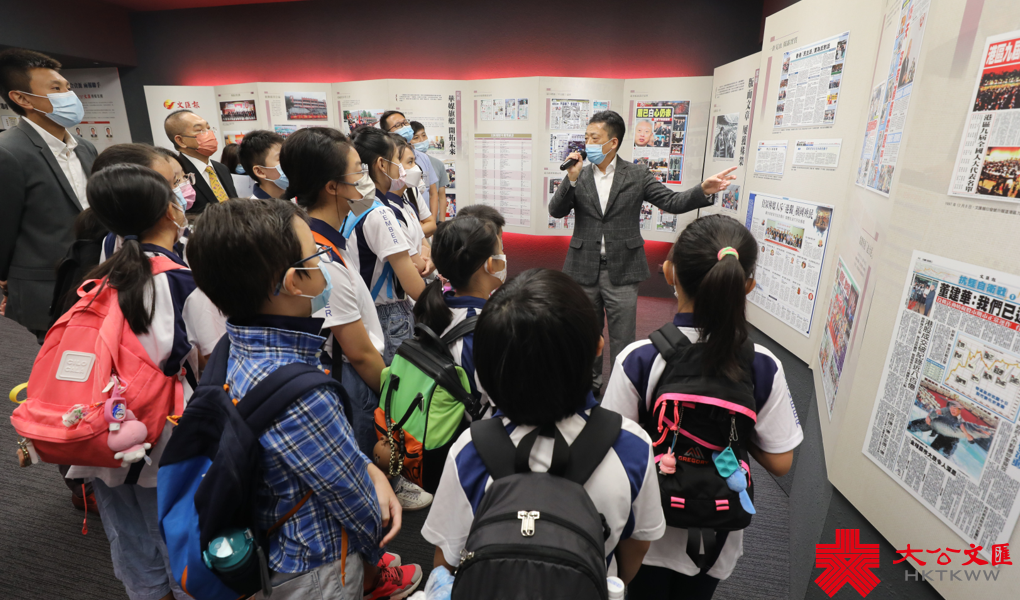大公文匯網報道，8月25日，屯門區少年警訊一行20餘名師生來到香港大公文匯傳媒集團全媒體新聞中心參觀。

全媒體新聞中心副總編輯首先帶領老師和同學們參觀了《大公報》和香港《文匯報》的報史館。兩報悠久的歷史，輩出的人才和一次次名留青史的重大新聞報道，都讓前來參觀的師生讚歎不已。（香港文匯報記者攝）