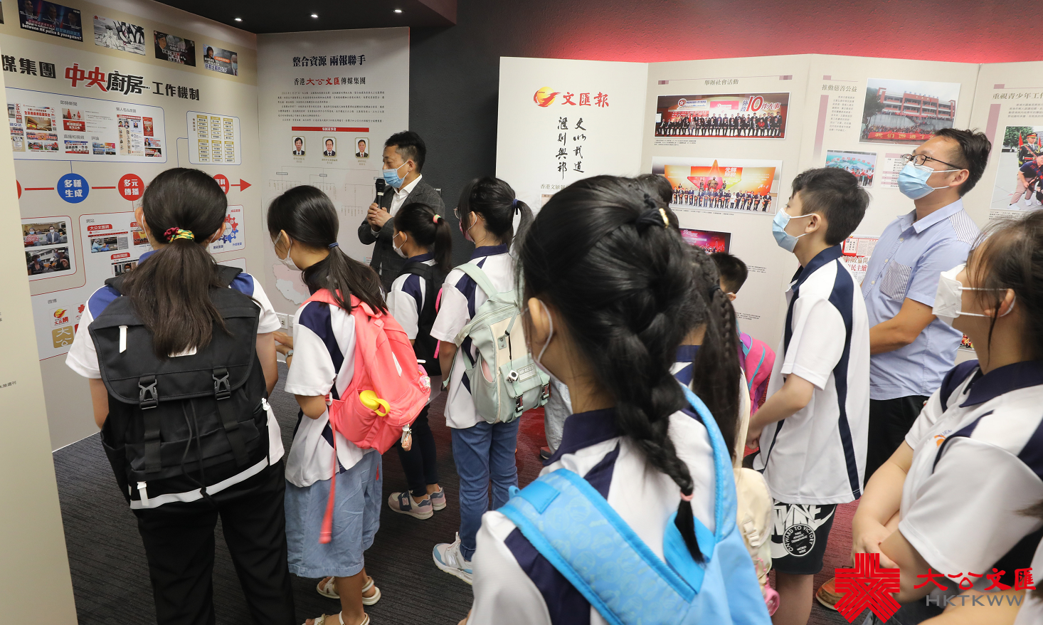 大公文匯網報道，8月25日，屯門區少年警訊一行20餘名師生來到香港大公文匯傳媒集團全媒體新聞中心參觀。

全媒體新聞中心副總編輯首先帶領老師和同學們參觀了《大公報》和香港《文匯報》的報史館。兩報悠久的歷史，輩出的人才和一次次名留青史的重大新聞報道，都讓前來參觀的師生讚歎不已。（香港文匯報記者攝）