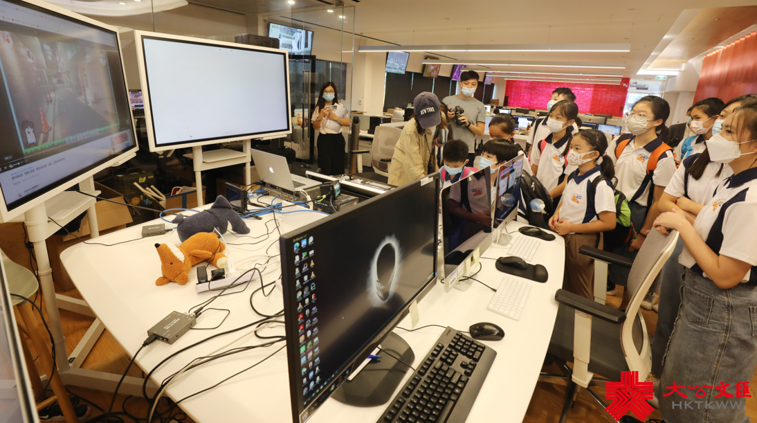 大公文匯網報道，8月25日，屯門區少年警訊一行20餘名師生來到香港大公文匯傳媒集團全媒體新聞中心參觀。

全媒體新聞中心副總編輯首先帶領老師和同學們參觀了《大公報》和香港《文匯報》的報史館。兩報悠久的歷史，輩出的人才和一次次名留青史的重大新聞報道，都讓前來參觀的師生讚歎不已。（香港文匯報記者攝）