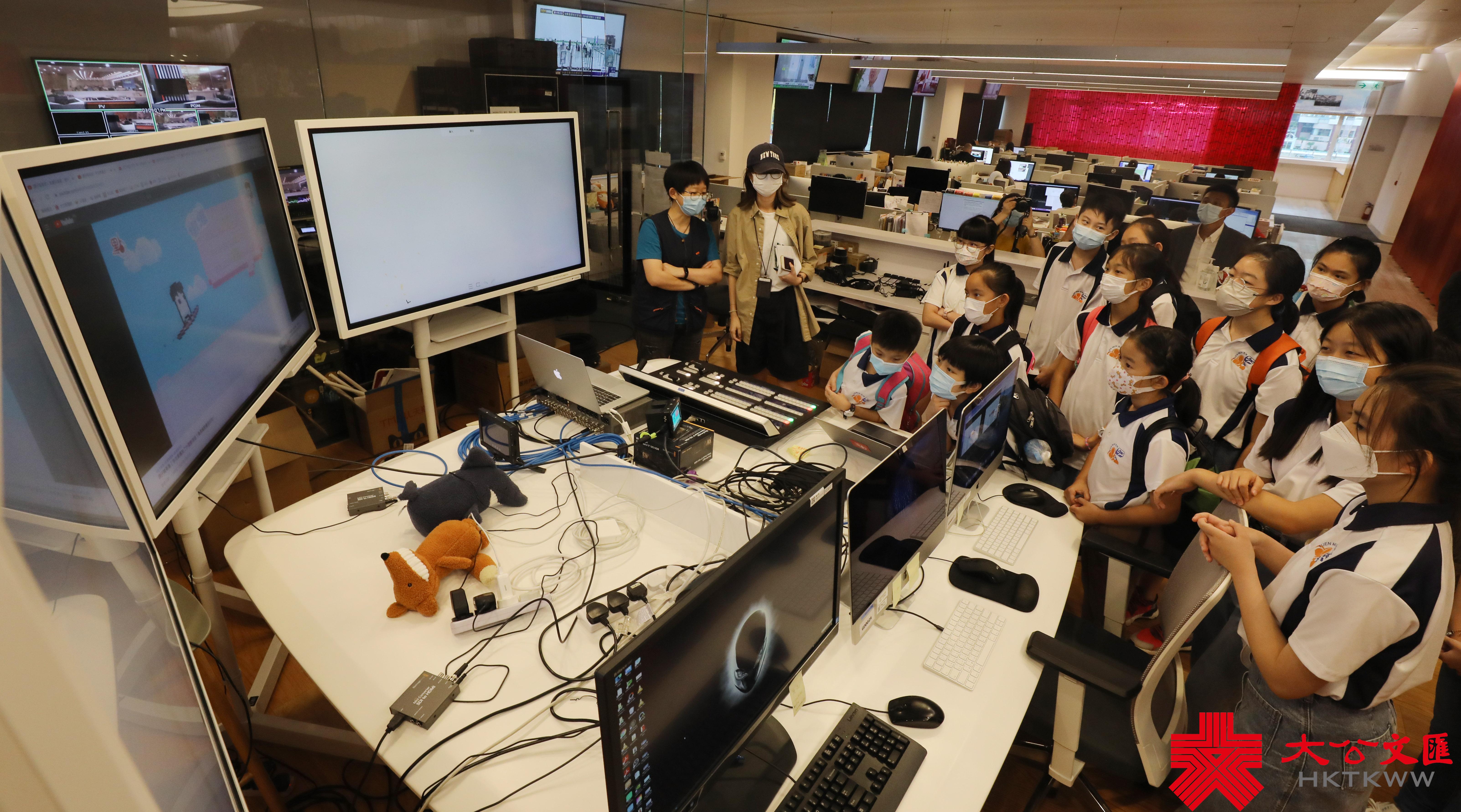 大公文匯網報道，8月25日，屯門區少年警訊一行20餘名師生來到香港大公文匯傳媒集團全媒體新聞中心參觀。

全媒體新聞中心副總編輯首先帶領老師和同學們參觀了《大公報》和香港《文匯報》的報史館。兩報悠久的歷史，輩出的人才和一次次名留青史的重大新聞報道，都讓前來參觀的師生讚歎不已。（香港文匯報記者攝）