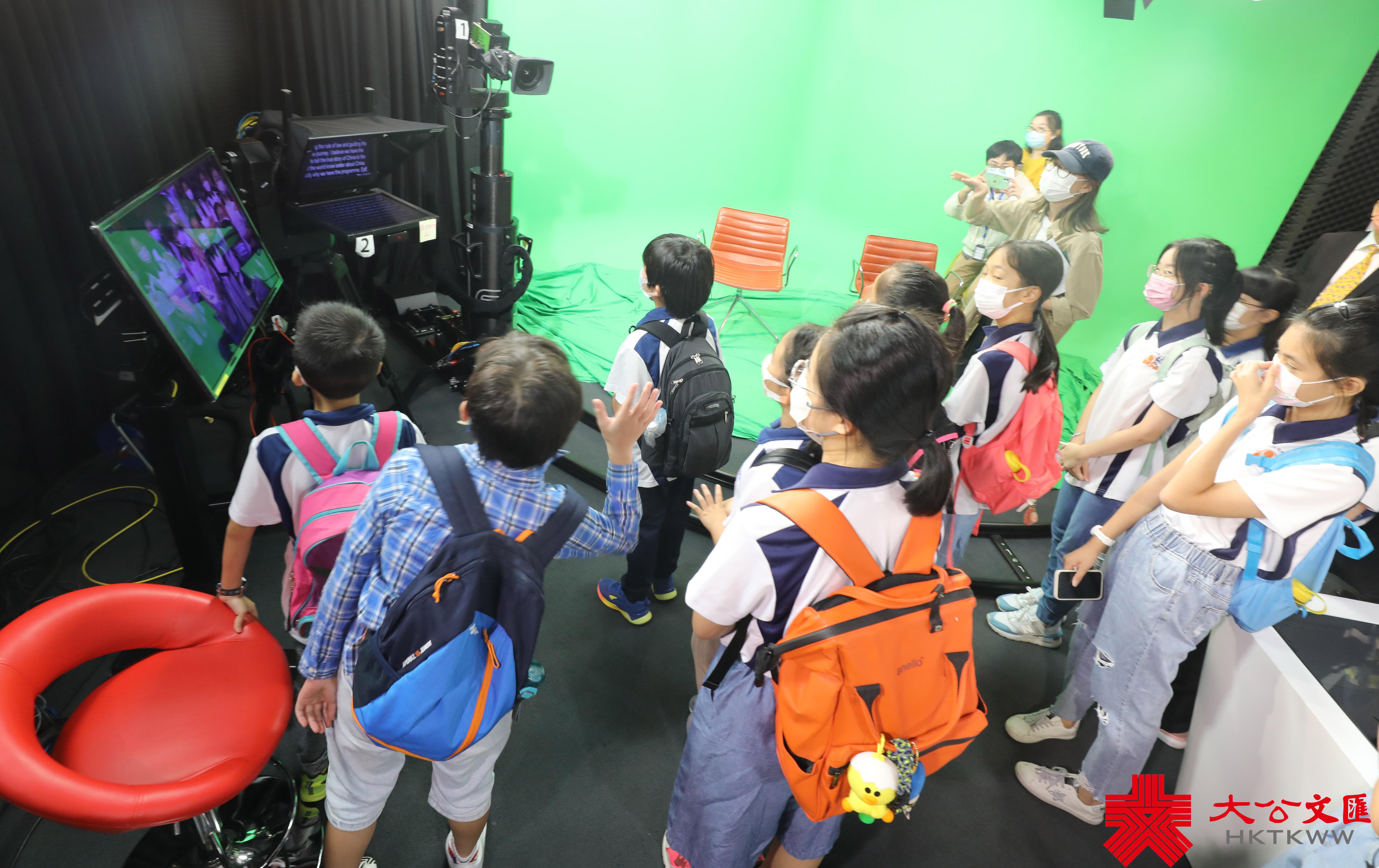 大公文匯網報道，8月25日，屯門區少年警訊一行20餘名師生來到香港大公文匯傳媒集團全媒體新聞中心參觀。

全媒體新聞中心副總編輯首先帶領老師和同學們參觀了《大公報》和香港《文匯報》的報史館。兩報悠久的歷史，輩出的人才和一次次名留青史的重大新聞報道，都讓前來參觀的師生讚歎不已。（香港文匯報記者攝）