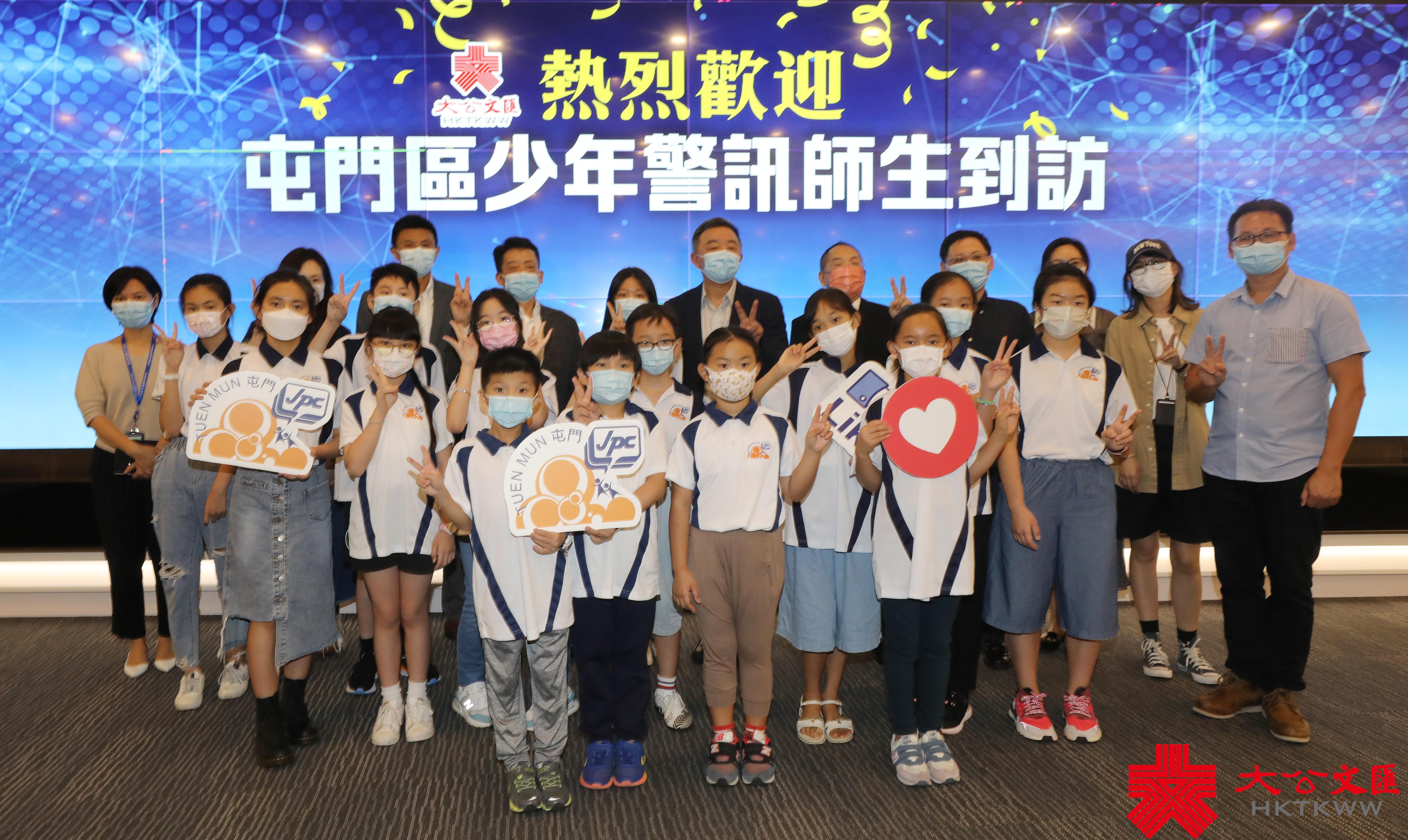 大公文匯網報道，8月25日，屯門區少年警訊一行20餘名師生來到香港大公文匯傳媒集團全媒體新聞中心參觀。

全媒體新聞中心副總編輯首先帶領老師和同學們參觀了《大公報》和香港《文匯報》的報史館。兩報悠久的歷史，輩出的人才和一次次名留青史的重大新聞報道，都讓前來參觀的師生讚歎不已。（香港文匯報記者攝）