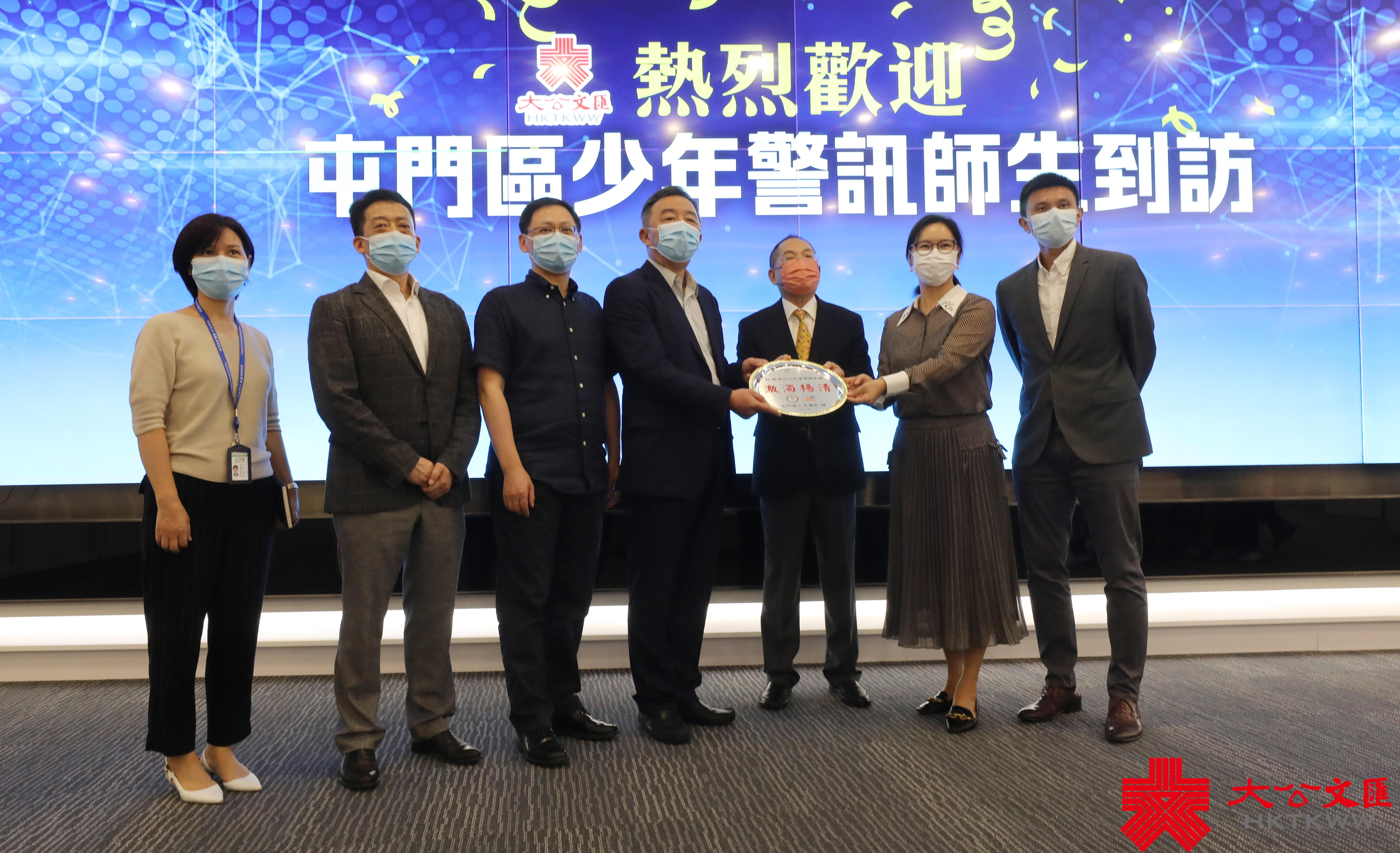 大公文匯網報道，8月25日，屯門區少年警訊一行20餘名師生來到香港大公文匯傳媒集團全媒體新聞中心參觀。

全媒體新聞中心副總編輯首先帶領老師和同學們參觀了《大公報》和香港《文匯報》的報史館。兩報悠久的歷史，輩出的人才和一次次名留青史的重大新聞報道，都讓前來參觀的師生讚歎不已。（香港文匯報記者攝）