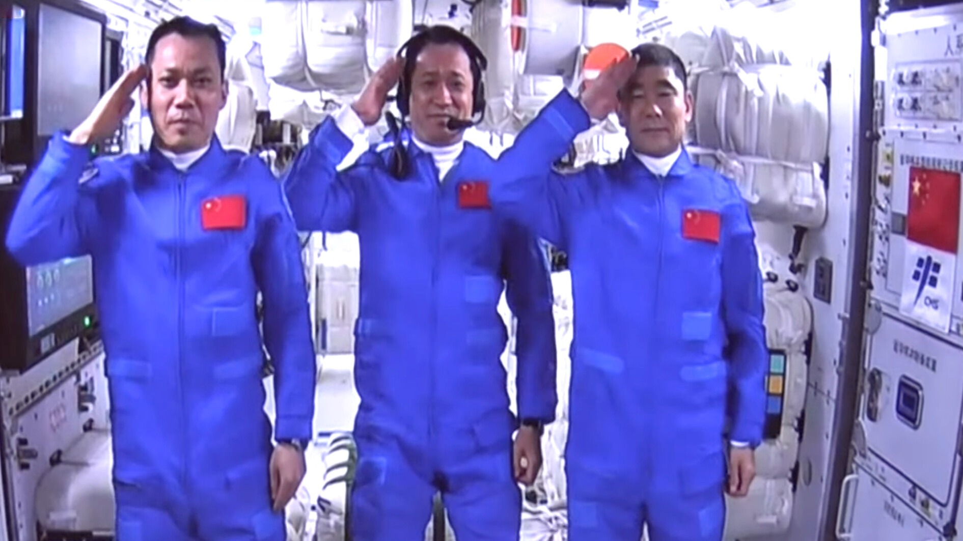 航天員太空授課　實驗「用筷子喝茶」