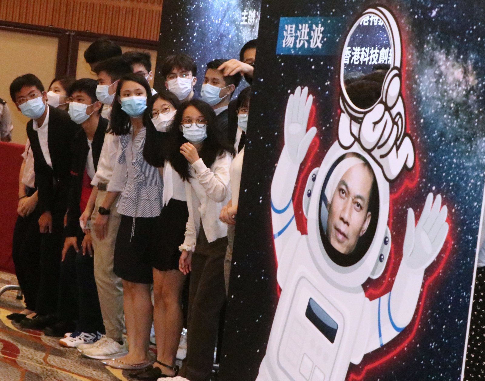 「時代精神耀香江」之仰望星空話天宮活動舉行，三名神舟十二號載人飛船航天員聶海勝、劉伯明、湯洪波，將在天宮空間站與香港青少年實時連線交流，並帶領香港市民參觀空間站的天和核心艙，及回答大家想知的問題。（大公文匯全媒體記者彭子文攝）