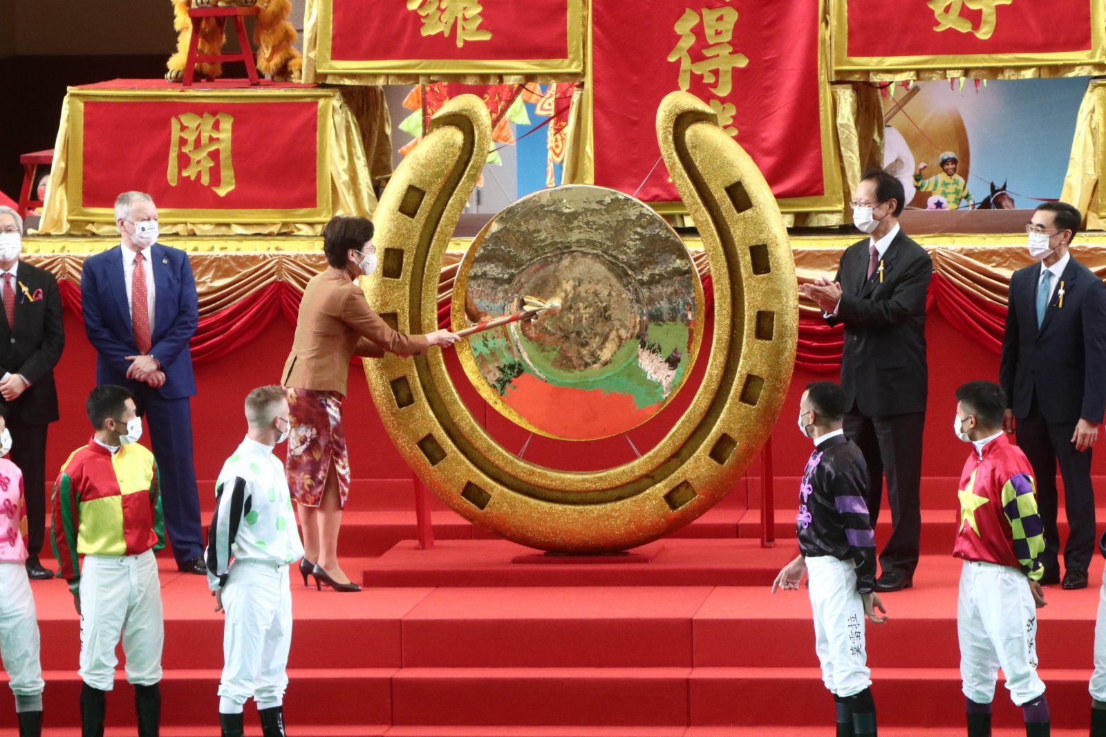 9月5日，新馬季在沙田馬場正式開鑼。行政長官林鄭月娥在馬會主席陳南祿及多名董事陪同下，主持醒獅點睛儀式。圖為行政長官林鄭月娥敲響巨型銅鑼（香港文匯報記者 攝）
