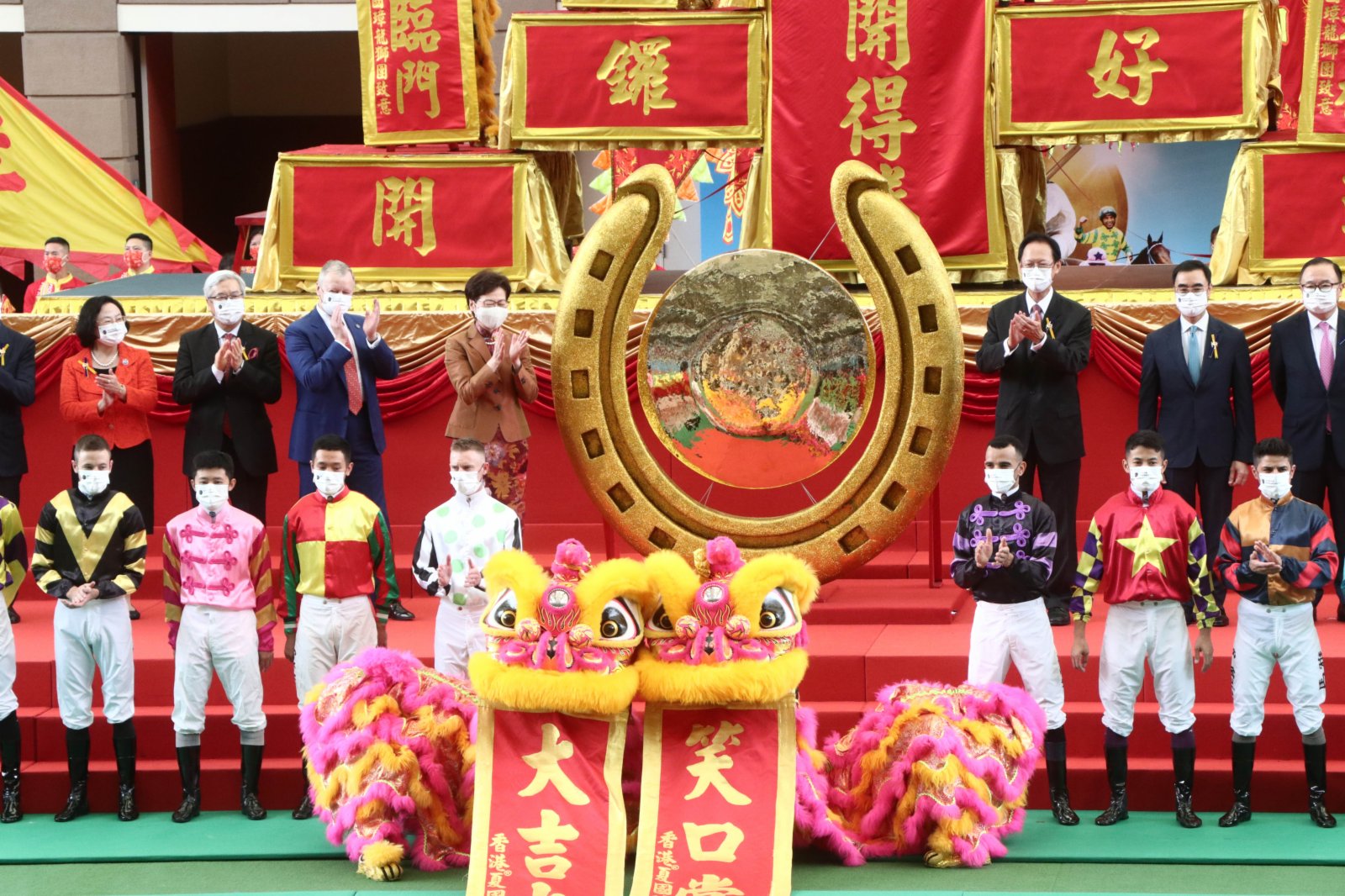 9月5日，新馬季在沙田馬場正式開鑼。行政長官林鄭月娥在馬會主席陳南祿及多名董事陪同下，主持醒獅點晴儀式（香港文匯報記者 攝）