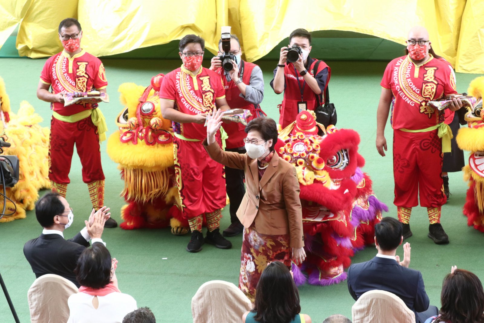 9月5日，新馬季在沙田馬場正式開鑼。行政長官林鄭月娥在馬會主席陳南祿及多名董事陪同下，主持醒獅點晴儀式（香港文匯報記者 攝）