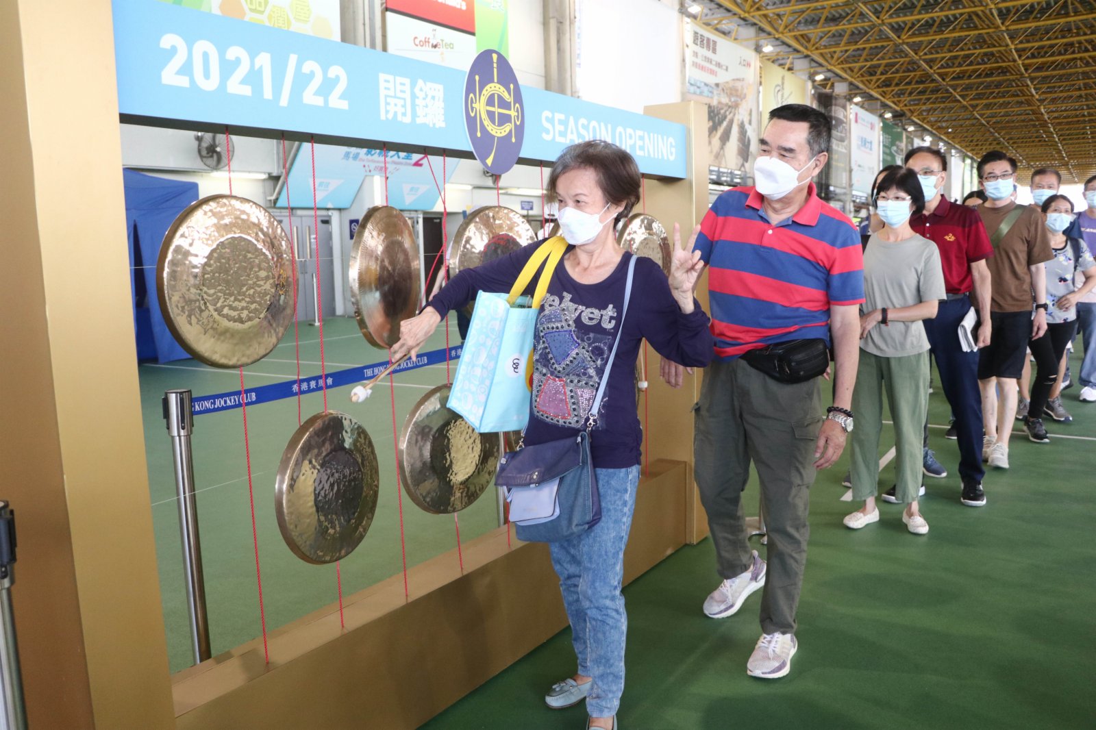 不少市民到公眾席廣場敲打銅鑼（香港文匯報記者 攝）