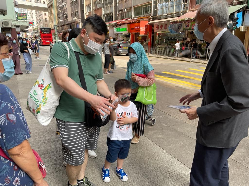 「落實愛國者治港，推動良政善治」街站宣傳啟動禮今天(9月11日)舉行，來自多個界別分組約40名代表一同出席，為街站宣傳揭開序幕。圖為地產及建造界選委、信和集團主席黃志祥，在港島西石塘咀街市街站派發地產及建造界宣傳單張，與市民交流。(記者 陳園 攝)