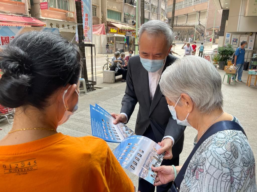 「落實愛國者治港，推動良政善治」街站宣傳啟動禮今天(9月11日)舉行，來自多個界別分組約40名代表一同出席，為街站宣傳揭開序幕。圖為地產及建造界選委、信和集團主席黃志祥，在港島西石塘咀街市街站派發地產及建造界宣傳單張，與市民交流。(記者 陳園 攝)
