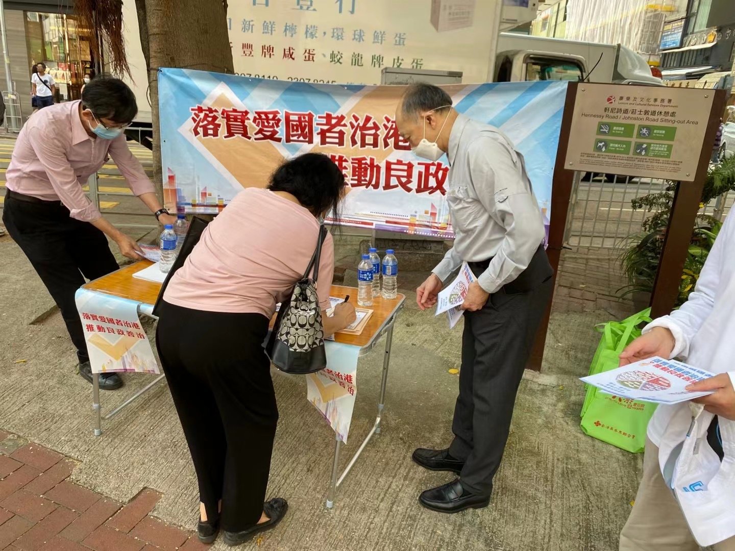 「落實愛國者治港，推動良政善治」街站宣傳啟動禮今日(11日)舉行，來自多個界別分組約40名代表一同出席，為街站宣傳揭開序幕。圖為港區全國人大代表、霍英東集團行政總裁霍震寰先生親臨現場，支持「落實愛國者治港，推動良政善治」街站宣傳活動。（大公文匯全媒體攝）