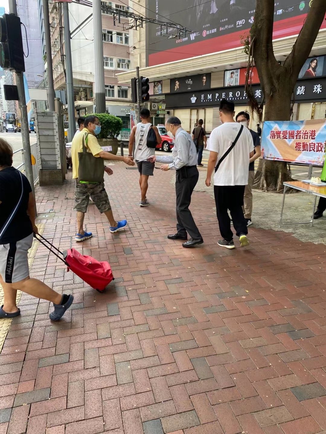 「落實愛國者治港，推動良政善治」街站宣傳啟動禮今日(11日)舉行，來自多個界別分組約40名代表一同出席，為街站宣傳揭開序幕。圖為港區全國人大代表、霍英東集團行政總裁霍震寰先生親臨現場，支持「落實愛國者治港，推動良政善治」街站宣傳活動。（大公文匯全媒體攝）
