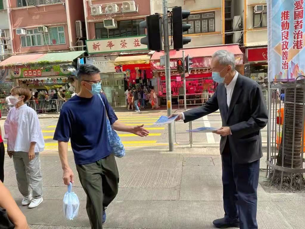 「落實愛國者治港，推動良政善治」街站宣傳啟動禮今天(9月11日)舉行，來自多個界別分組約40名代表一同出席，為街站宣傳揭開序幕。圖為地產及建造界選委、信和集團主席黃志祥，在港島西石塘咀街市街站派發地產及建造界宣傳單張，與市民交流。(記者 陳園 攝)
