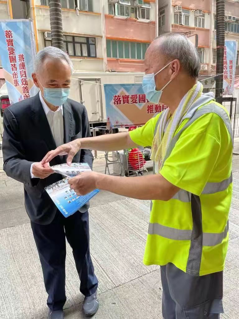 「落實愛國者治港，推動良政善治」街站宣傳啟動禮今天(9月11日)舉行，來自多個界別分組約40名代表一同出席，為街站宣傳揭開序幕。圖為地產及建造界選委、信和集團主席黃志祥，在港島西石塘咀街市街站派發地產及建造界宣傳單張，與市民交流。(記者 陳園 攝)