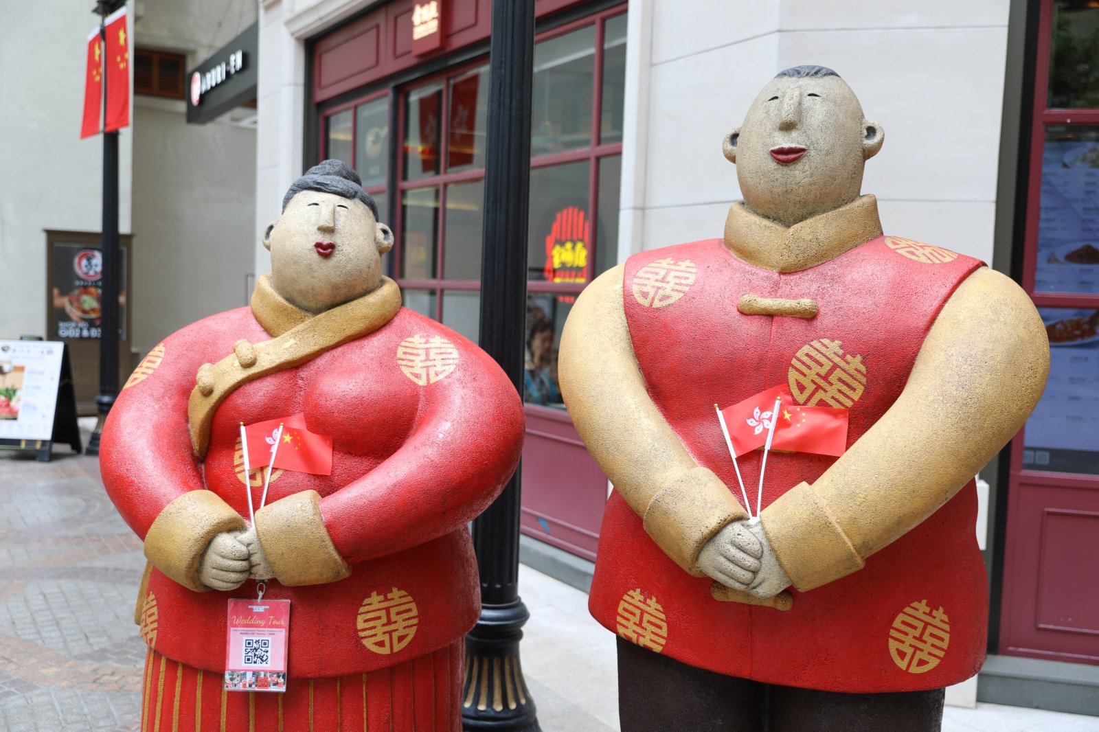 (大公文匯全媒體記者 李斯哲)國慶將至，香港街頭處處洋溢着濃郁的國慶氛圍，100多面五星紅旗和香港特區區旗飄洋在香港利東街上空，形成一片壯闊的「旗海」令人歎為觀止，沿路的公仔也都手持國旗和區旗，吸引不少路人紛紛拿出手機合影留念。

而在港島，有電車換裝祝賀國慶72周年的紅色主題裝扮，成為鬧市中一抹亮麗的風景線。有市民向記者表示，如今社會氛圍已逐漸平靜，可以有勇氣和底氣抒發自己的愛國情懷，祝願祖國繼續繁榮昌盛。(大公文匯全媒體記者 李斯哲 攝)