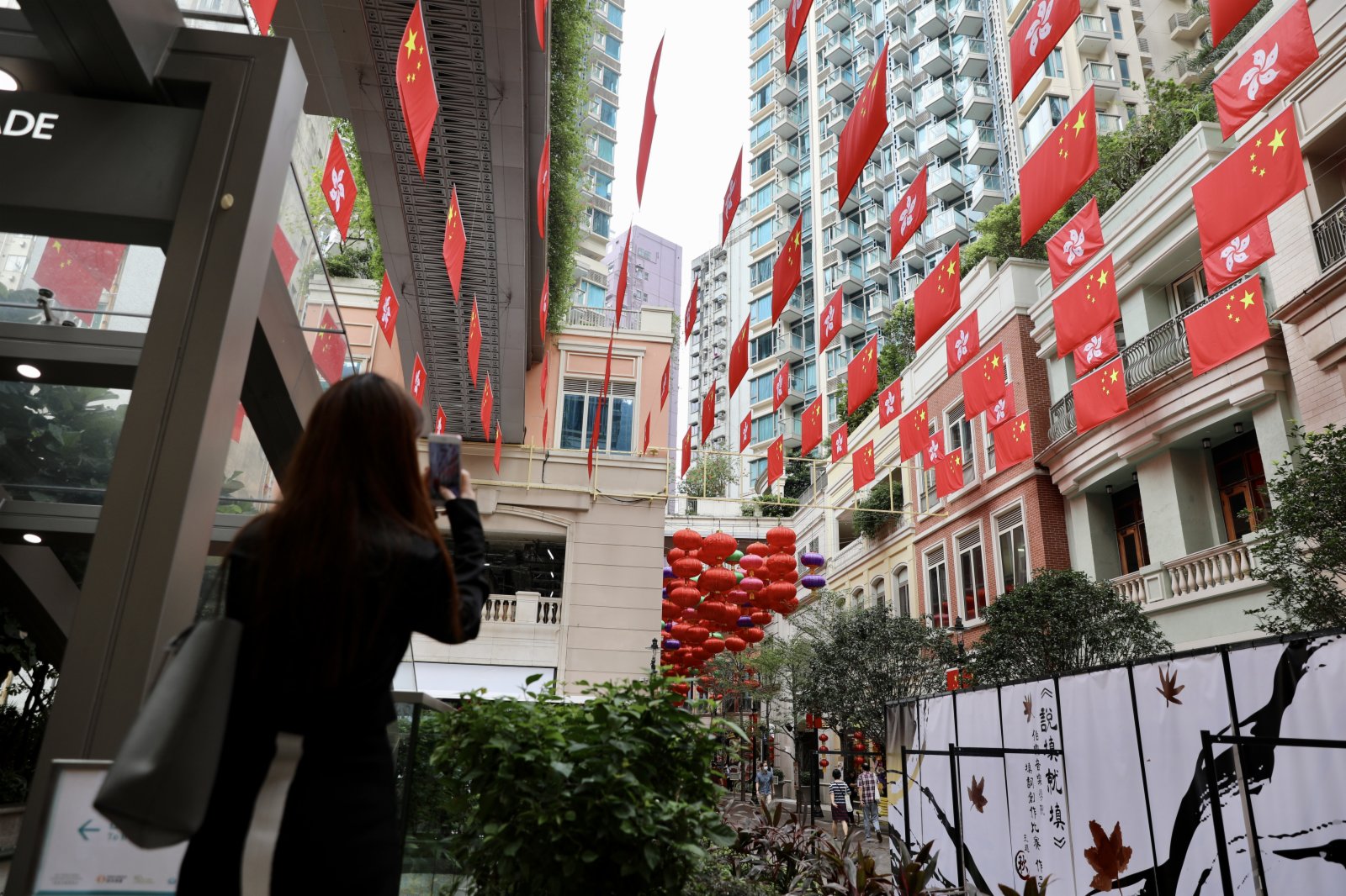 (大公文匯全媒體記者 李斯哲)國慶將至，香港街頭處處洋溢着濃郁的國慶氛圍，100多面五星紅旗和香港特區區旗飄洋在香港利東街上空，形成一片壯闊的「旗海」令人歎為觀止，沿路的公仔也都手持國旗和區旗，吸引不少路人紛紛拿出手機合影留念。

而在港島，有電車換裝祝賀國慶72周年的紅色主題裝扮，成為鬧市中一抹亮麗的風景線。有市民向記者表示，如今社會氛圍已逐漸平靜，可以有勇氣和底氣抒發自己的愛國情懷，祝願祖國繼續繁榮昌盛。(大公文匯全媒體記者 李斯哲 攝)