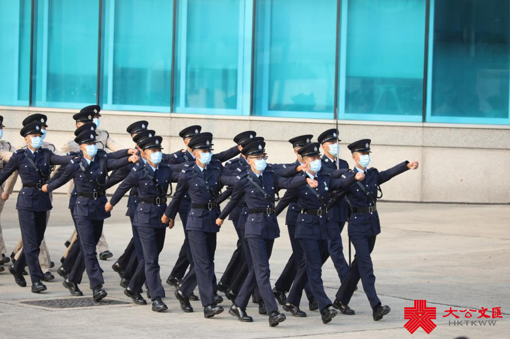 10月1日上午8時，特區政府在灣仔會展中心外金紫荊廣場舉行升旗儀式。行政長官林鄭月娥和政府高層官員出席了本次升旗儀式，升旗禮因應疫情不設公眾觀禮區。警察樂隊奏樂，歌唱家廖匡和林穎穎領唱國歌，紀律部隊在空中和海上敬禮。升旗儀式結束後，特區政府在會展中心三樓大會堂舉行國慶酒會，行政長官林鄭月娥將為酒會主禮（大公文匯全媒體記者 李斯哲 攝）