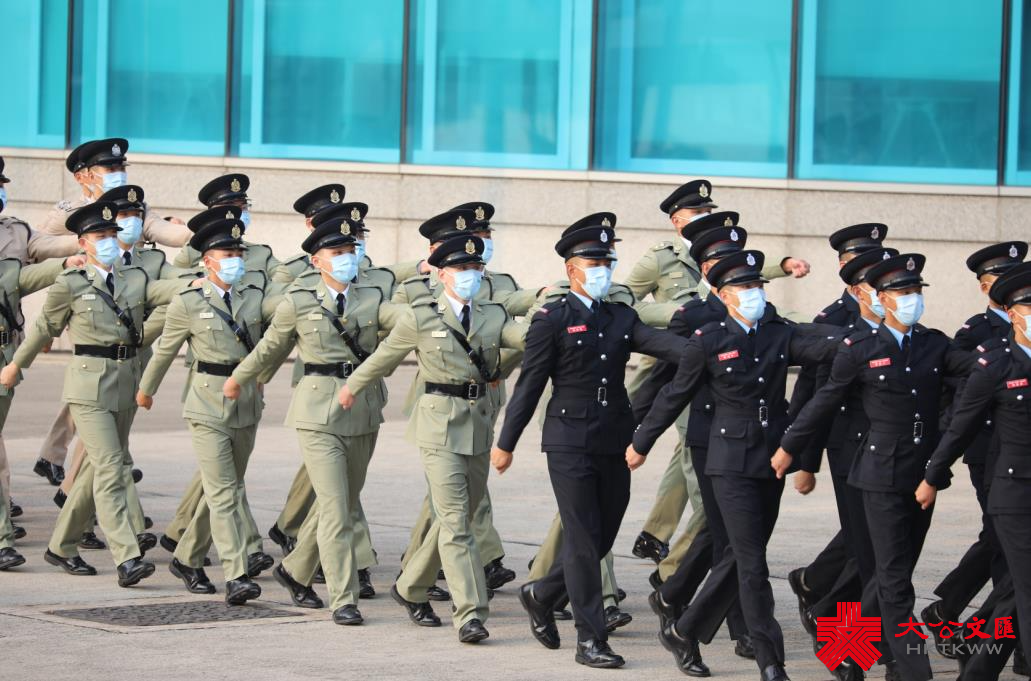 10月1日上午8時，特區政府在灣仔會展中心外金紫荊廣場舉行升旗儀式。行政長官林鄭月娥和政府高層官員出席了本次升旗儀式，升旗禮因應疫情不設公眾觀禮區。警察樂隊奏樂，歌唱家廖匡和林穎穎領唱國歌，紀律部隊在空中和海上敬禮。升旗儀式結束後，特區政府在會展中心三樓大會堂舉行國慶酒會，行政長官林鄭月娥將為酒會主禮（大公文匯全媒體記者 李思哲 攝）