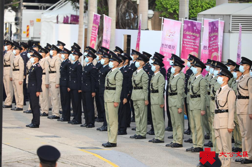 10月1日上午8時，特區政府在灣仔會展中心外金紫荊廣場舉行升旗儀式。行政長官林鄭月娥和政府高層官員出席了本次升旗儀式，升旗禮因應疫情不設公眾觀禮區。警察樂隊奏樂，歌唱家廖匡和林穎穎領唱國歌，紀律部隊在空中和海上敬禮。升旗儀式結束後，特區政府在會展中心三樓大會堂舉行國慶酒會，行政長官林鄭月娥將為酒會主禮（大公文匯全媒體記者 李斯哲 攝）