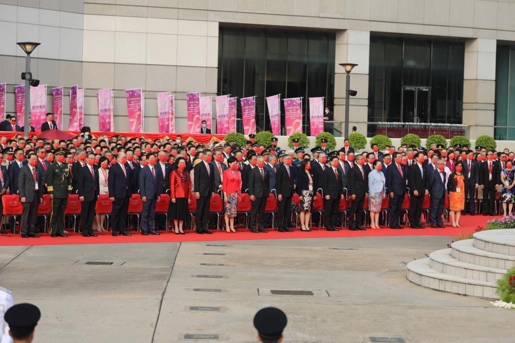 10月1日上午8時，特區政府在灣仔會展中心外金紫荊廣場舉行升旗儀式。行政長官林鄭月娥和政府高層官員出席了本次升旗儀式，升旗禮因應疫情不設公眾觀禮區。警察樂隊奏樂，歌唱家廖匡和林穎穎領唱國歌，紀律部隊在空中和海上敬禮。升旗儀式結束後，特區政府在會展中心三樓大會堂舉行國慶酒會，行政長官林鄭月娥將為酒會主禮（大公文匯全媒體記者 李斯哲 攝）