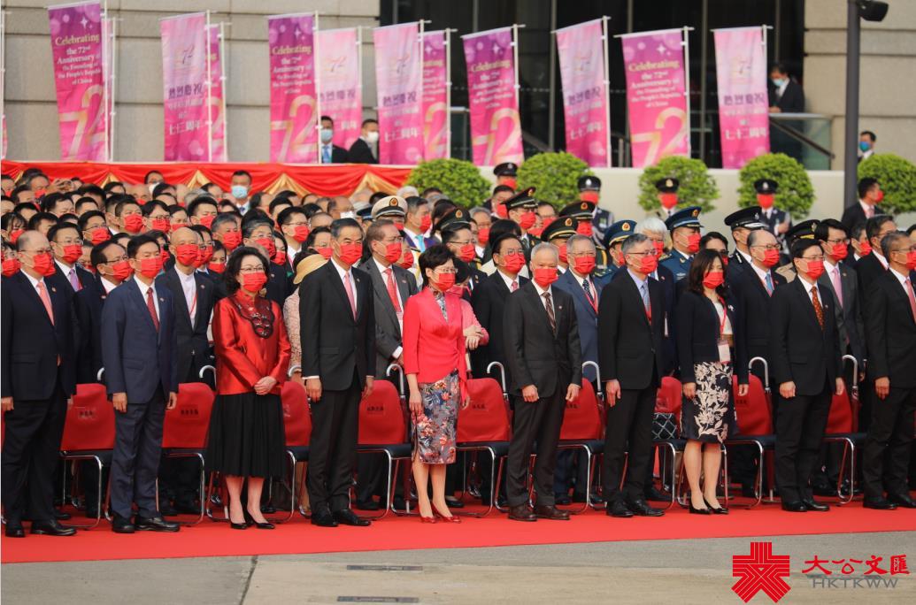 10月1日上午8時，特區政府在灣仔會展中心外金紫荊廣場舉行升旗儀式。行政長官林鄭月娥和政府高層官員出席了本次升旗儀式，升旗禮因應疫情不設公眾觀禮區。警察樂隊奏樂，歌唱家廖匡和林穎穎領唱國歌，紀律部隊在空中和海上敬禮。升旗儀式結束後，特區政府在會展中心三樓大會堂舉行國慶酒會，行政長官林鄭月娥將為酒會主禮（大公文匯全媒體記者 李斯哲 攝）