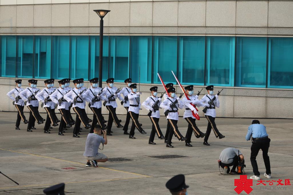 10月1日上午8時，特區政府在灣仔會展中心外金紫荊廣場舉行升旗儀式。行政長官林鄭月娥和政府高層官員出席了本次升旗儀式，升旗禮因應疫情不設公眾觀禮區。警察樂隊奏樂，歌唱家廖匡和林穎穎領唱國歌，紀律部隊在空中和海上敬禮。升旗儀式結束後，特區政府在會展中心三樓大會堂舉行國慶酒會，行政長官林鄭月娥將為酒會主禮（大公文匯全媒體記者 李斯哲 攝）