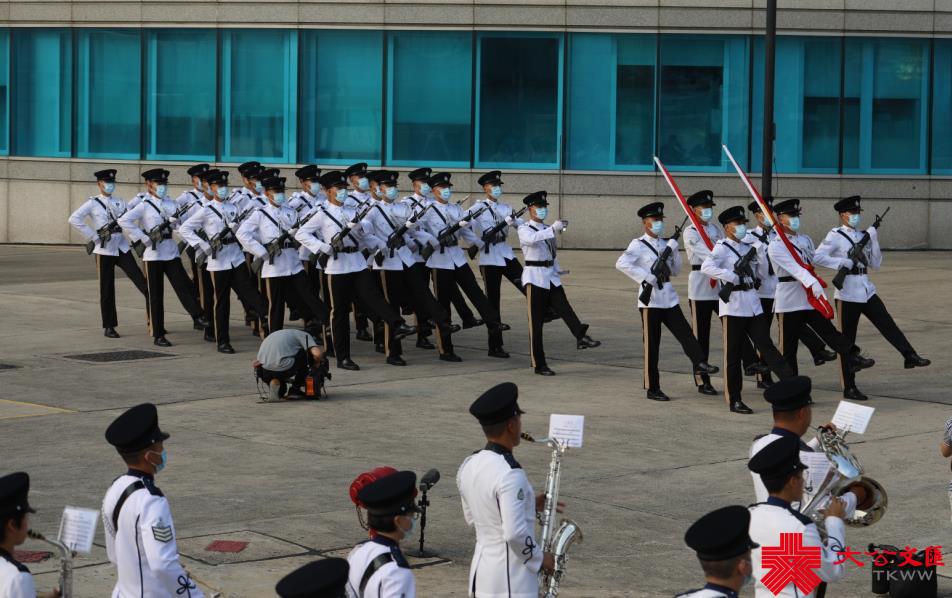 10月1日上午8時，特區政府在灣仔會展中心外金紫荊廣場舉行升旗儀式。行政長官林鄭月娥和政府高層官員出席了本次升旗儀式，升旗禮因應疫情不設公眾觀禮區。警察樂隊奏樂，歌唱家廖匡和林穎穎領唱國歌，紀律部隊在空中和海上敬禮。升旗儀式結束後，特區政府在會展中心三樓大會堂舉行國慶酒會，行政長官林鄭月娥將為酒會主禮（大公文匯全媒體記者 李斯哲 攝）