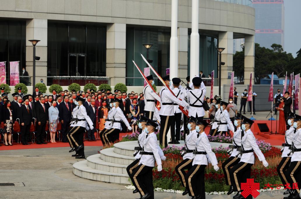 10月1日上午8時，特區政府在灣仔會展中心外金紫荊廣場舉行升旗儀式。行政長官林鄭月娥和政府高層官員出席了本次升旗儀式，升旗禮因應疫情不設公眾觀禮區。警察樂隊奏樂，歌唱家廖匡和林穎穎領唱國歌，紀律部隊在空中和海上敬禮。升旗儀式結束後，特區政府在會展中心三樓大會堂舉行國慶酒會，行政長官林鄭月娥將為酒會主禮（大公文匯全媒體記者 李斯哲 攝）