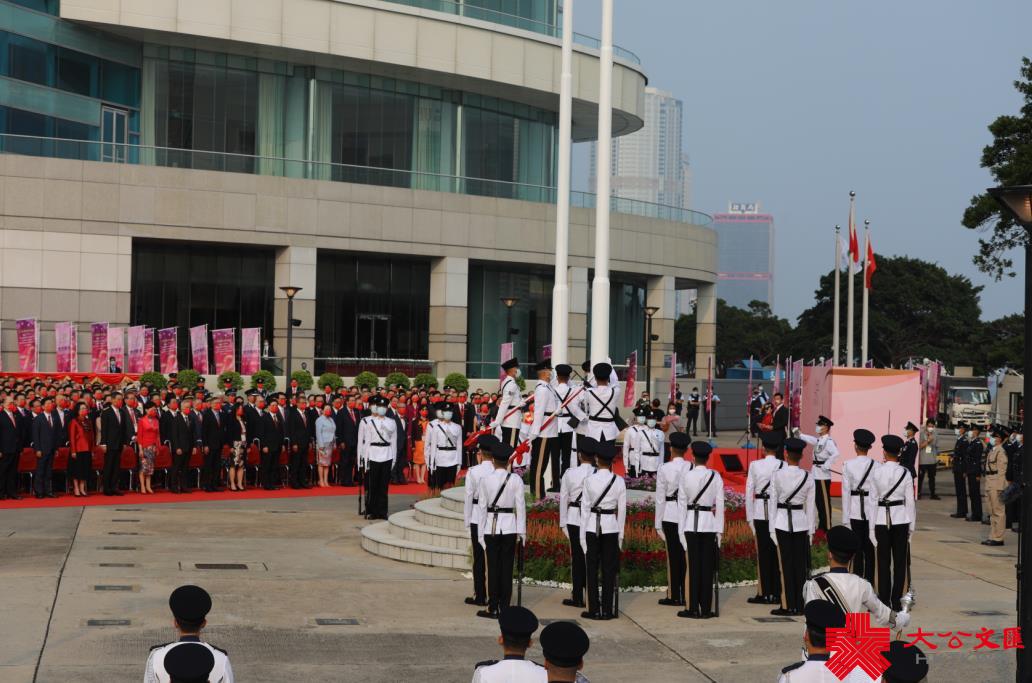10月1日上午8時，特區政府在灣仔會展中心外金紫荊廣場舉行升旗儀式。行政長官林鄭月娥和政府高層官員出席了本次升旗儀式，升旗禮因應疫情不設公眾觀禮區。警察樂隊奏樂，歌唱家廖匡和林穎穎領唱國歌，紀律部隊在空中和海上敬禮。升旗儀式結束後，特區政府在會展中心三樓大會堂舉行國慶酒會，行政長官林鄭月娥將為酒會主禮（大公文匯全媒體記者 李斯哲 攝）