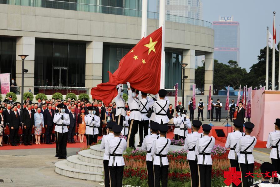 10月1日上午8時，特區政府在灣仔會展中心外金紫荊廣場舉行升旗儀式。行政長官林鄭月娥和政府高層官員出席了本次升旗儀式，升旗禮因應疫情不設公眾觀禮區。警察樂隊奏樂，歌唱家廖匡和林穎穎領唱國歌，紀律部隊在空中和海上敬禮。升旗儀式結束後，特區政府在會展中心三樓大會堂舉行國慶酒會，行政長官林鄭月娥將為酒會主禮（大公文匯全媒體記者 李斯哲 攝）