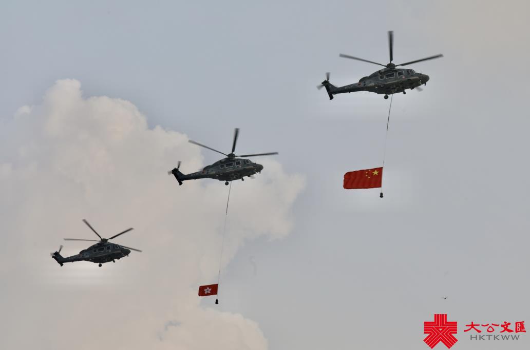 10月1日上午8時，特區政府在灣仔會展中心外金紫荊廣場舉行升旗儀式。行政長官林鄭月娥和政府高層官員出席了本次升旗儀式，升旗禮因應疫情不設公眾觀禮區。警察樂隊奏樂，歌唱家廖匡和林穎穎領唱國歌，紀律部隊在空中和海上敬禮。升旗儀式結束後，特區政府在會展中心三樓大會堂舉行國慶酒會，行政長官林鄭月娥將為酒會主禮（大公文匯全媒體記者 李斯哲 攝）