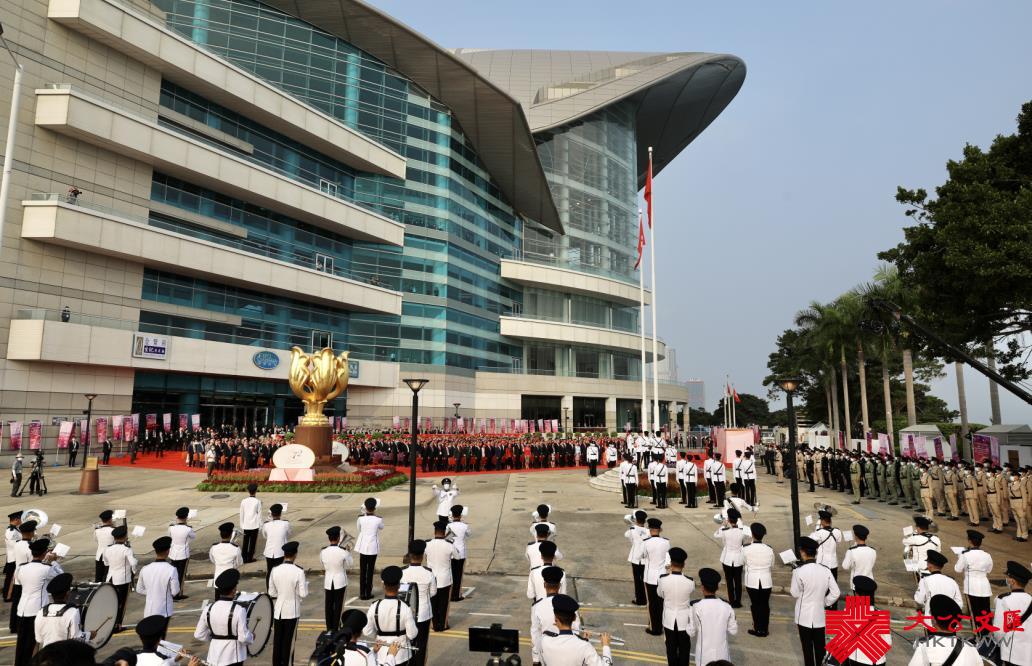 10月1日上午8時，特區政府在灣仔會展中心外金紫荊廣場舉行升旗儀式。行政長官林鄭月娥和政府高層官員出席了本次升旗儀式，升旗禮因應疫情不設公眾觀禮區。警察樂隊奏樂，歌唱家廖匡和林穎穎領唱國歌，紀律部隊在空中和海上敬禮。升旗儀式結束後，特區政府在會展中心三樓大會堂舉行國慶酒會，行政長官林鄭月娥將為酒會主禮（大公文匯全媒體記者 李斯哲 攝）
