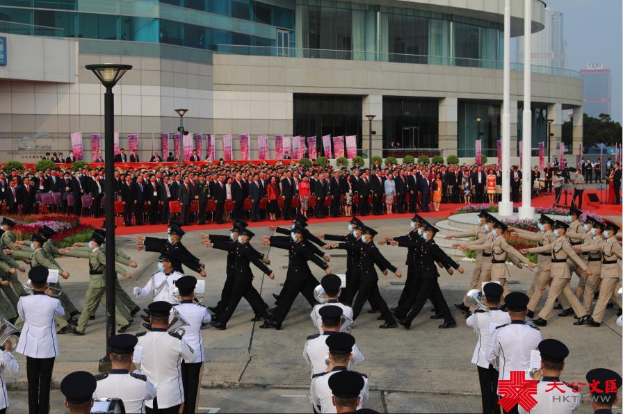 10月1日上午8時，特區政府在灣仔會展中心外金紫荊廣場舉行升旗儀式。行政長官林鄭月娥和政府高層官員出席了本次升旗儀式，升旗禮因應疫情不設公眾觀禮區。警察樂隊奏樂，歌唱家廖匡和林穎穎領唱國歌，紀律部隊在空中和海上敬禮。升旗儀式結束後，特區政府在會展中心三樓大會堂舉行國慶酒會，行政長官林鄭月娥將為酒會主禮（大公文匯全媒體記者 李斯哲 攝）