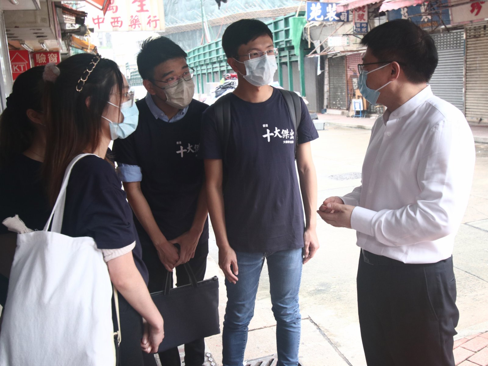由香港青年大專學生協會主辦，粵港澳大灣區企業家聯盟冠名贊助的首屆「香港十大傑出大專學生選舉」結果日前出爐。主辦單位10日舉行基層家庭探訪活動，讓十個年輕人走進劏房、公共屋邨，了解獨居長者、少數族裔的日常生活，並為他們送上糧食、日用品等，希望在風暴「獅子山」侵襲香港後，讓草根感受到社會人士的關心與支持。有學生坦言，對獨居長者感到心酸，盼望政府、社會人士能夠給予草根階層有足夠的援助，共建和諧社會。（香港文匯報記者攝）
